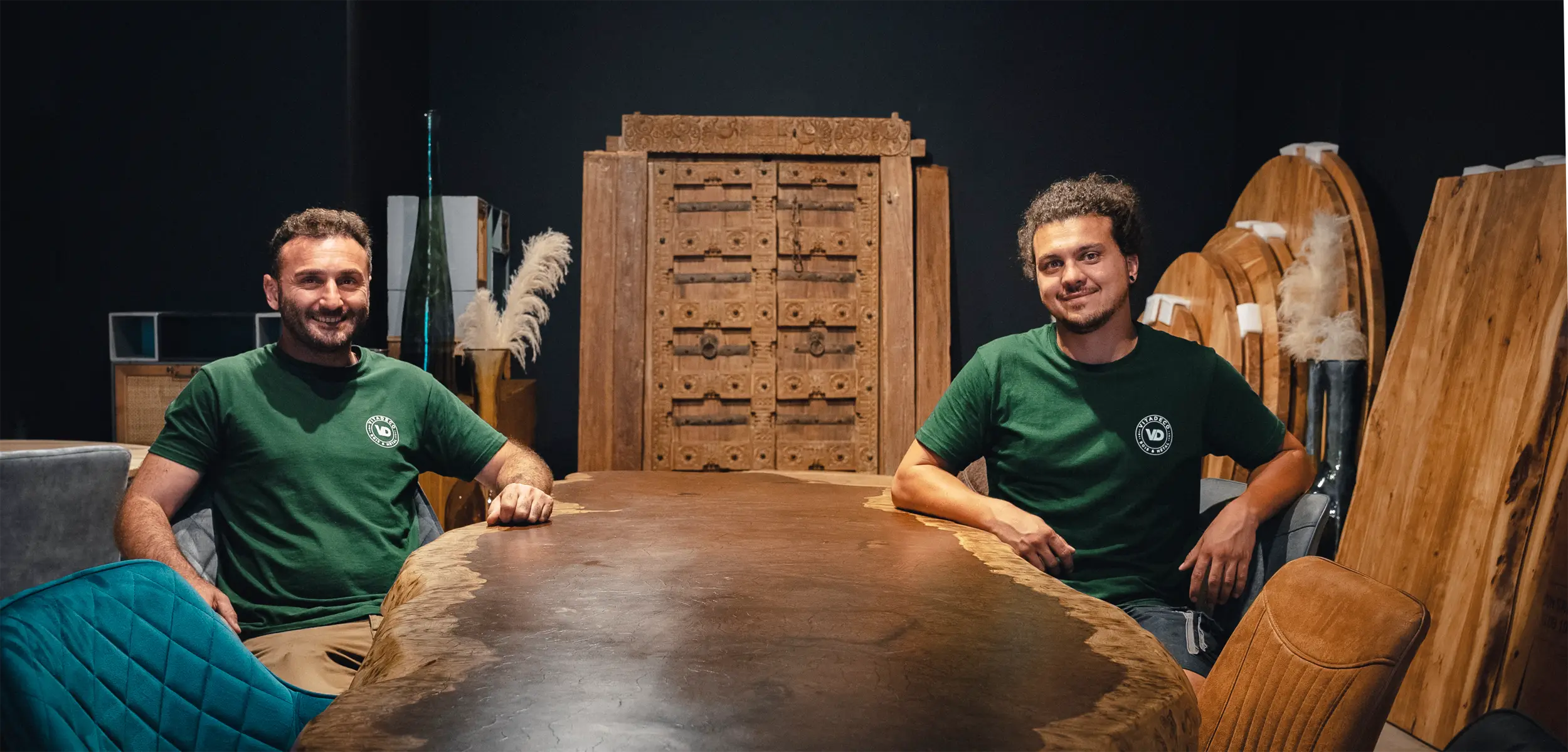 Vincent Esposito et Quentin Tronchon dans l'atelier de tables sur mesure VitaDeco