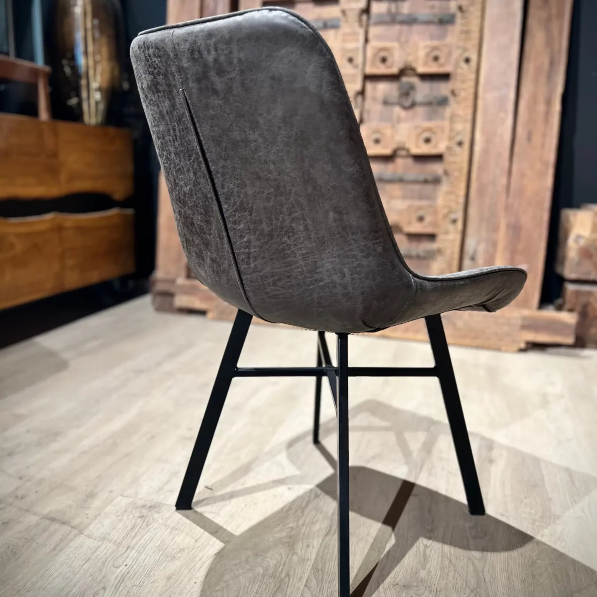 Le dos d'une chaise de salle à manger en cuir