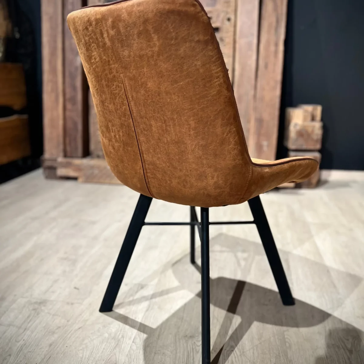Le dos d'une chaise de salle à manger en cuir marbré