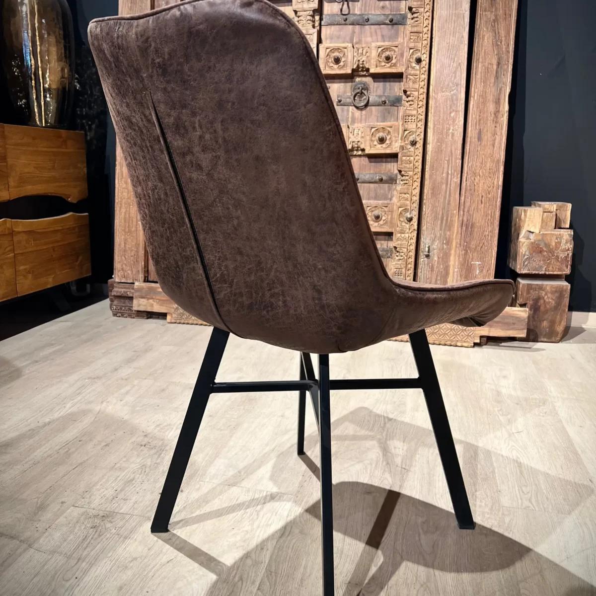 Le dos d'une chaise de salle à manger industrielle