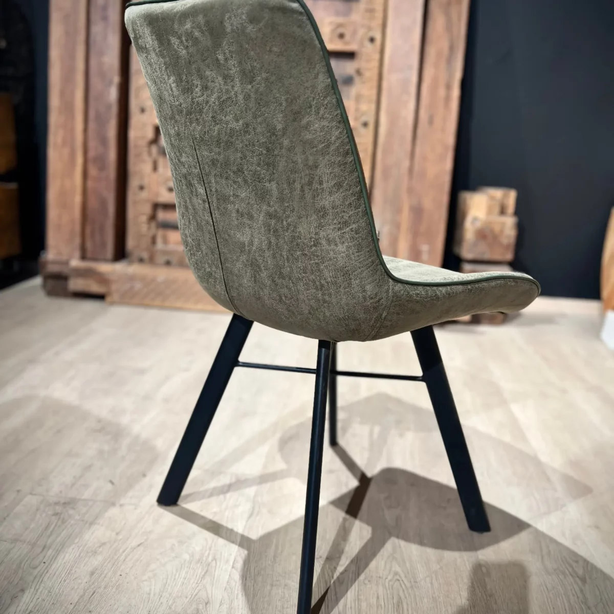 Le dos d'une chaise de salle à manger moderne en cuir