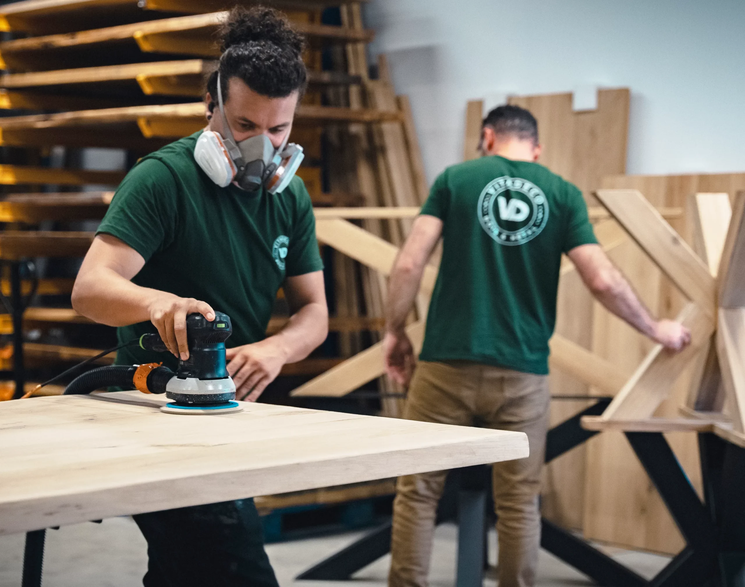 Ponçage et préparation d'une table de salle à manger en bois
