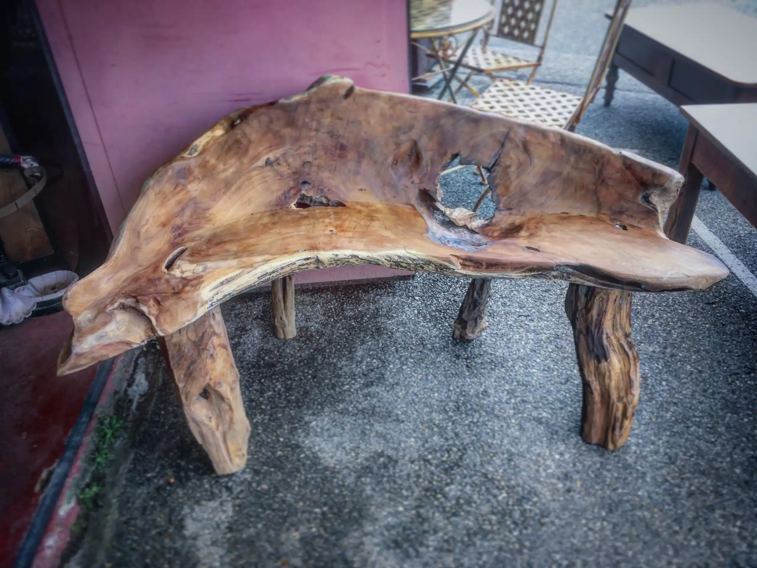 Un banc en bois flotté