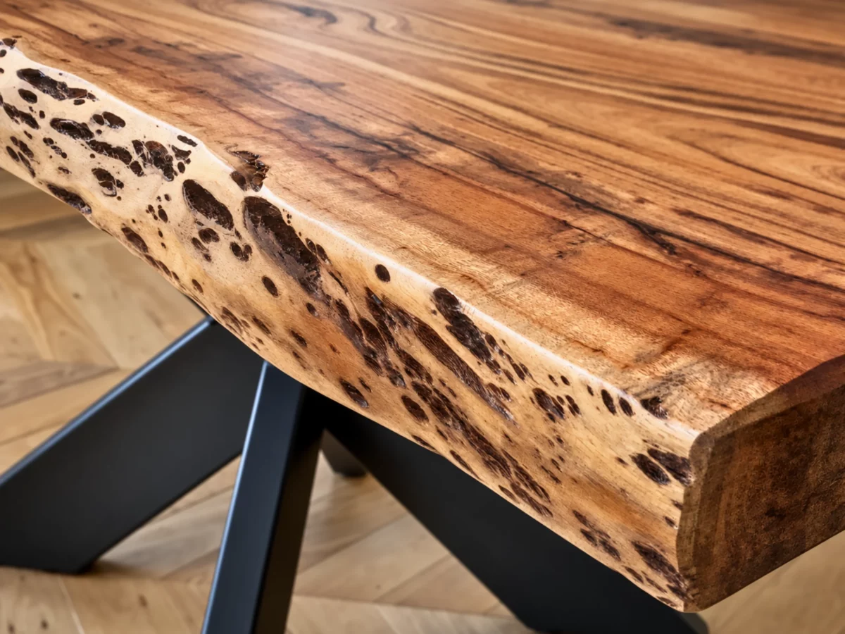 Les bords irréguliers d'un plateau en acacia