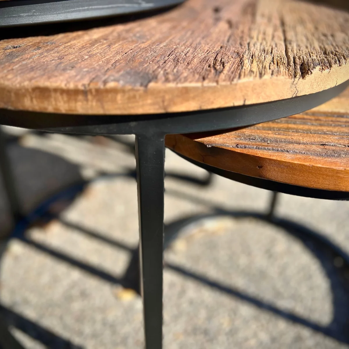 Un ensemble de tables gigognes en bois recyclé