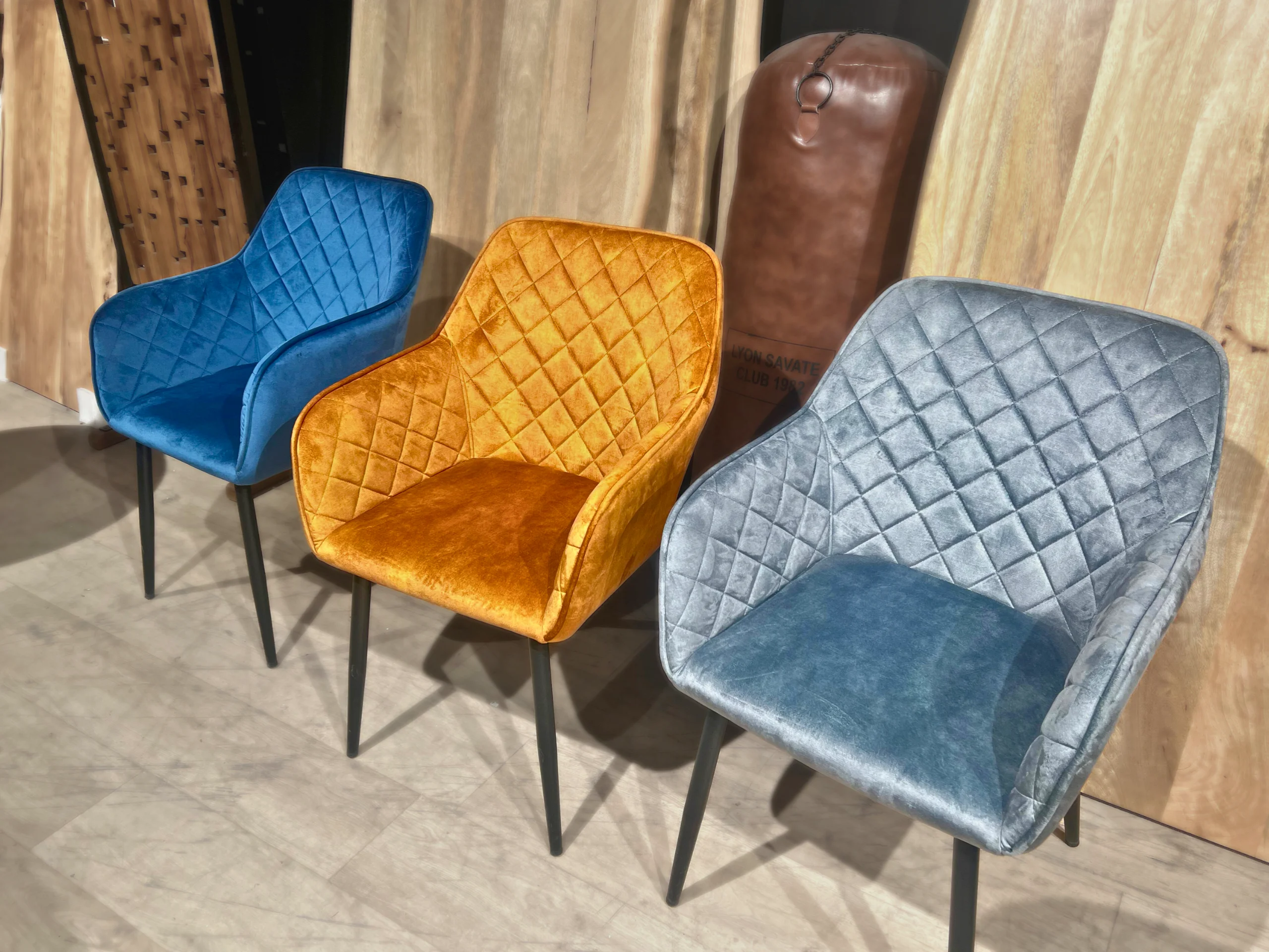Trois fauteuils de table