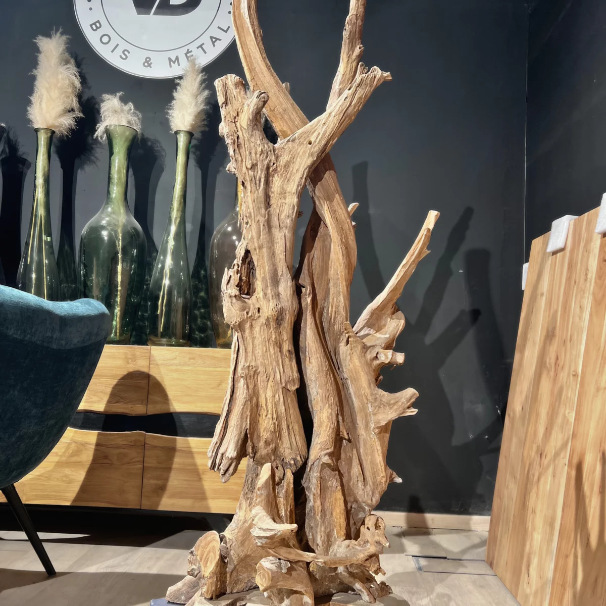 Une grande sculpture en bois flotté