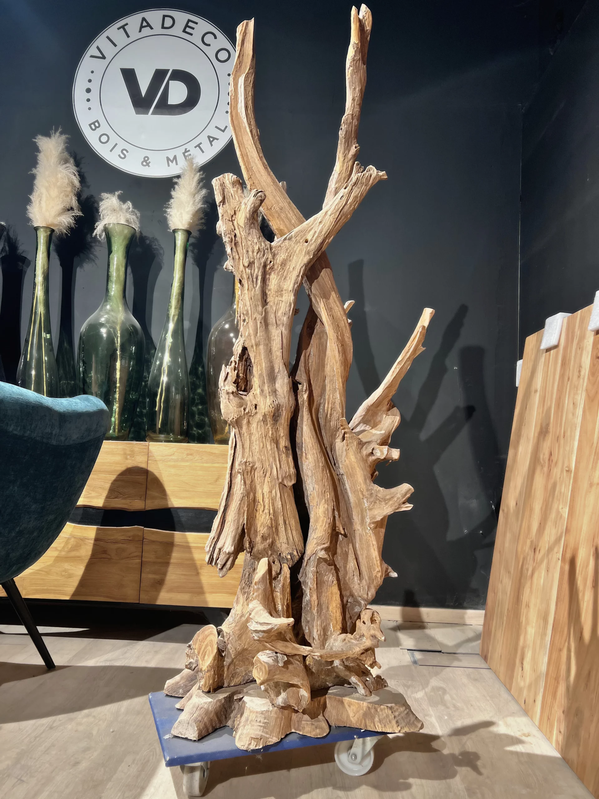Une grande sculpture en bois flotté