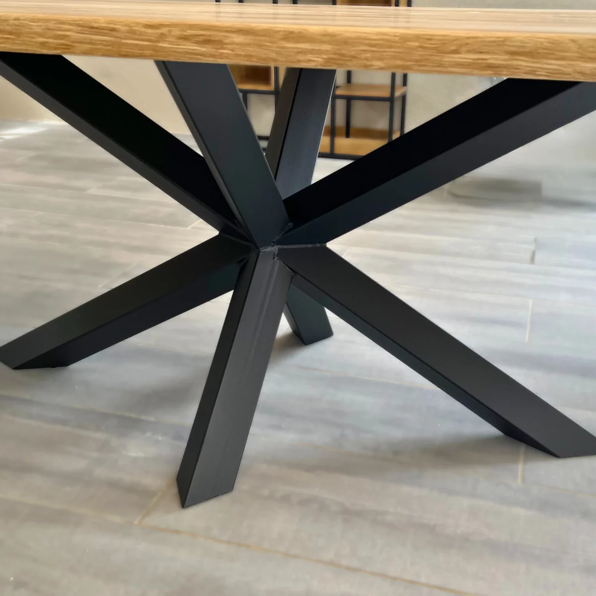 Un pied de table central en acier noir Diamant