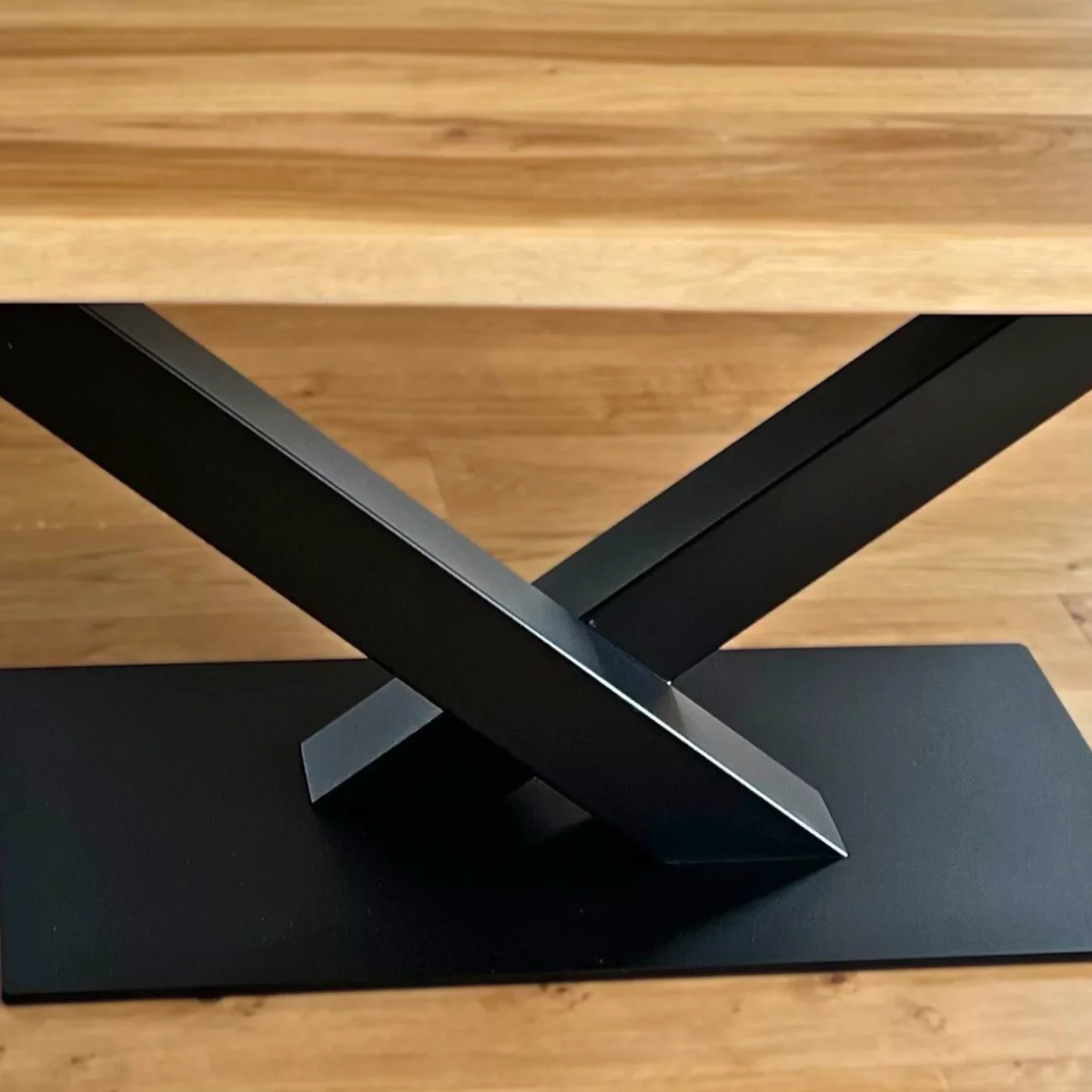 Un pied de table à manger en acier noir