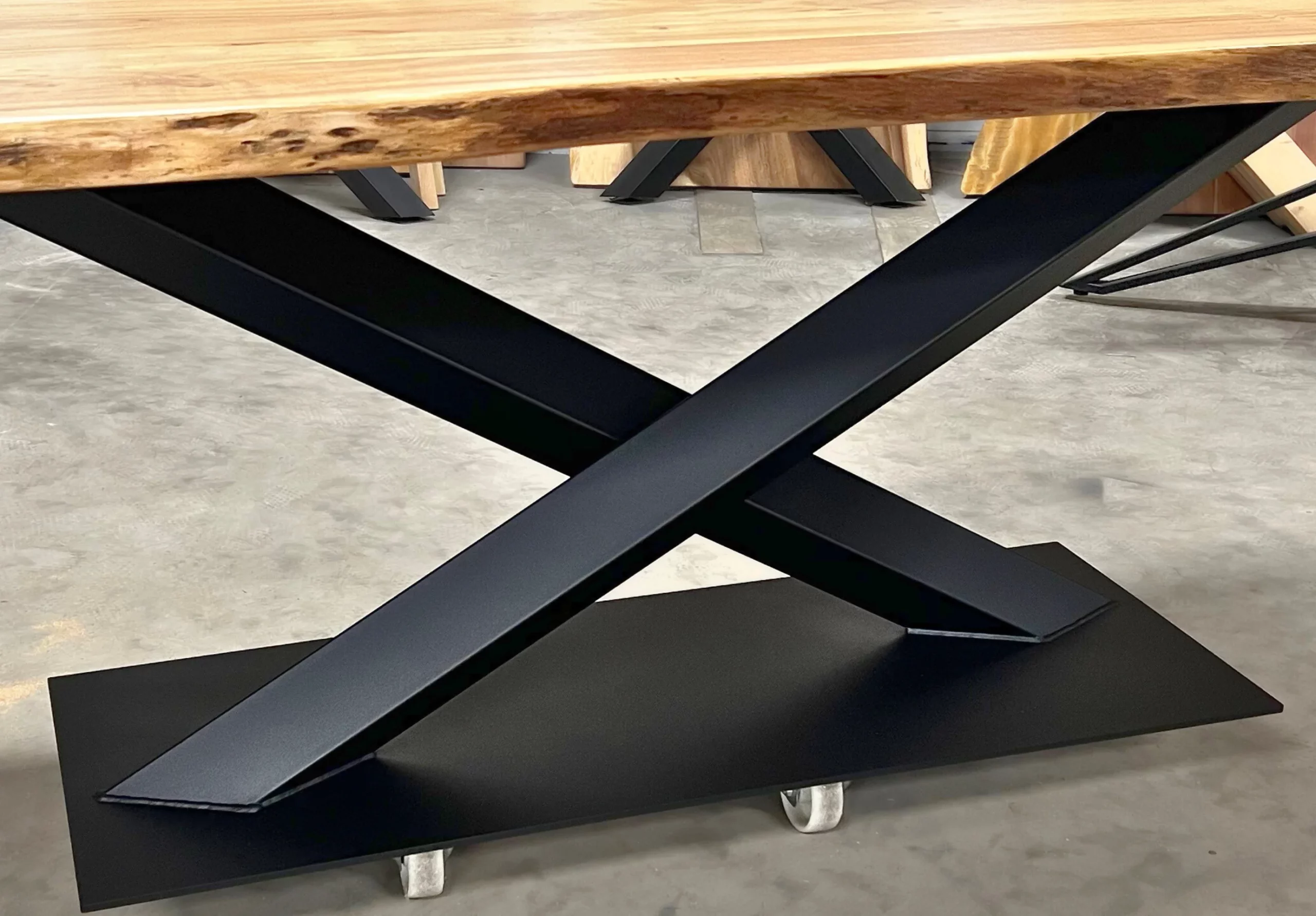 A Diamond central table leg