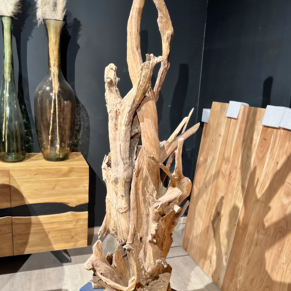 Une sculpture en bois flotté dans un atelier