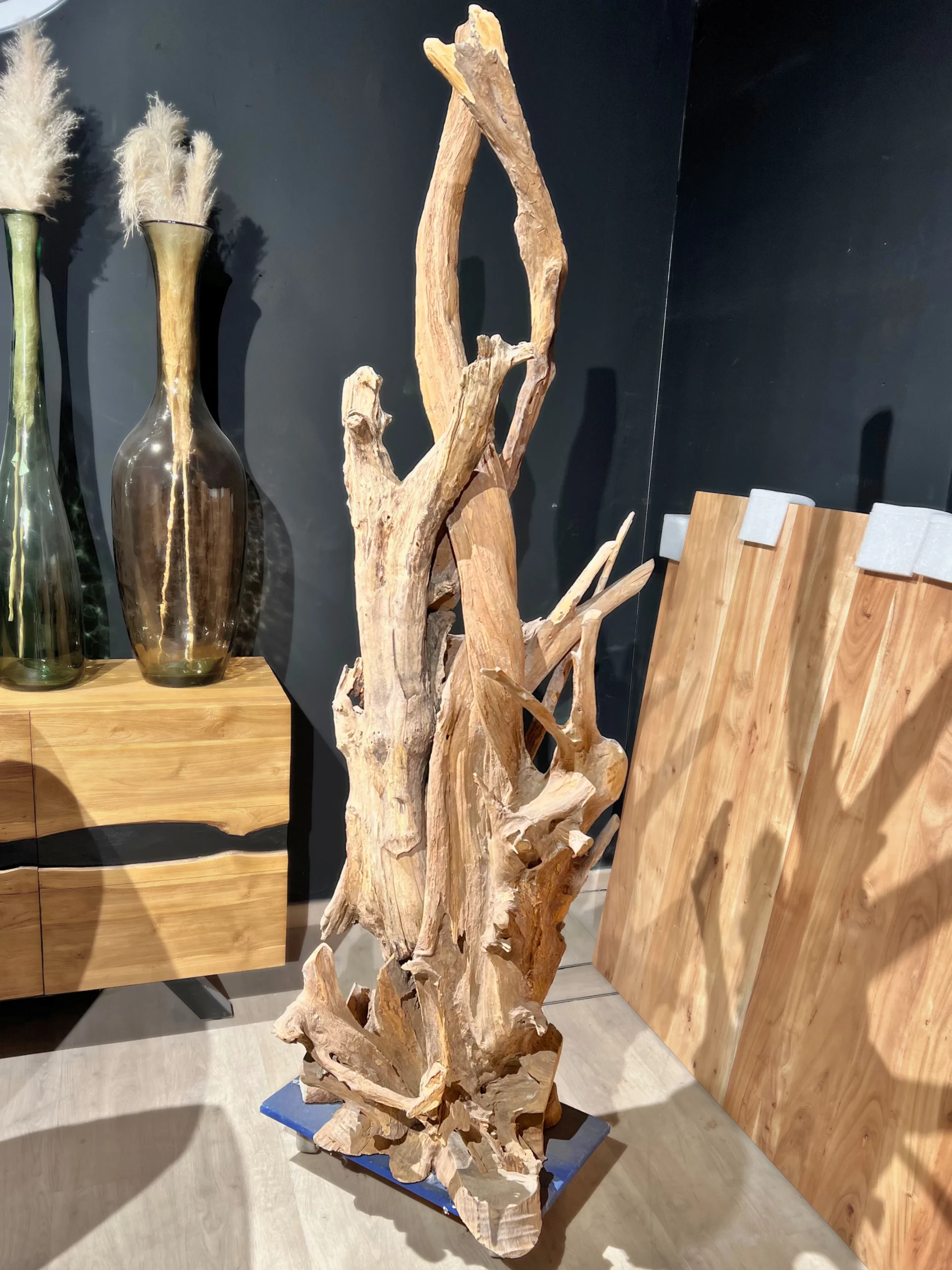 Une sculpture en bois flotté dans un atelier