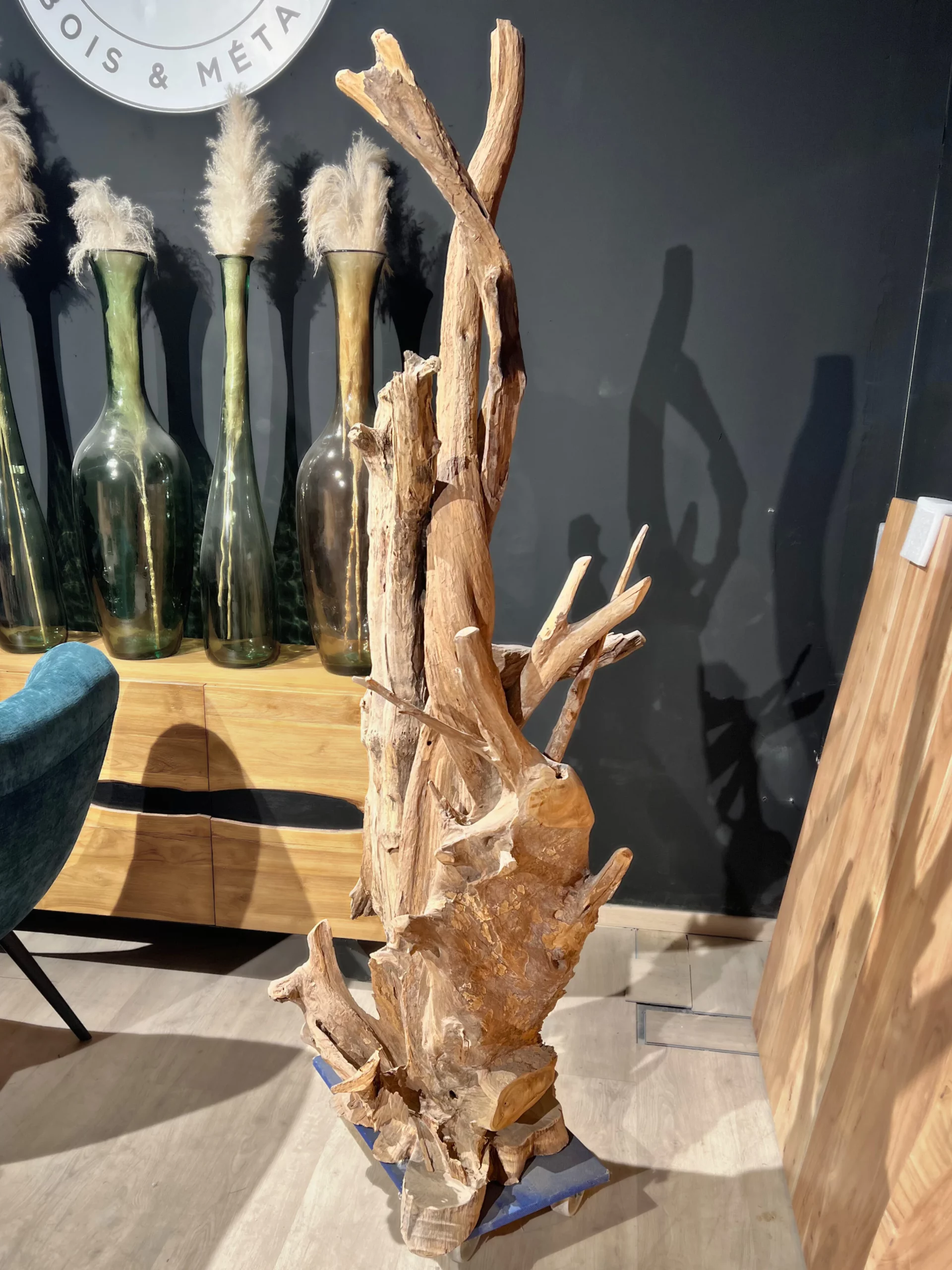Une sculpture en bois flotté clair