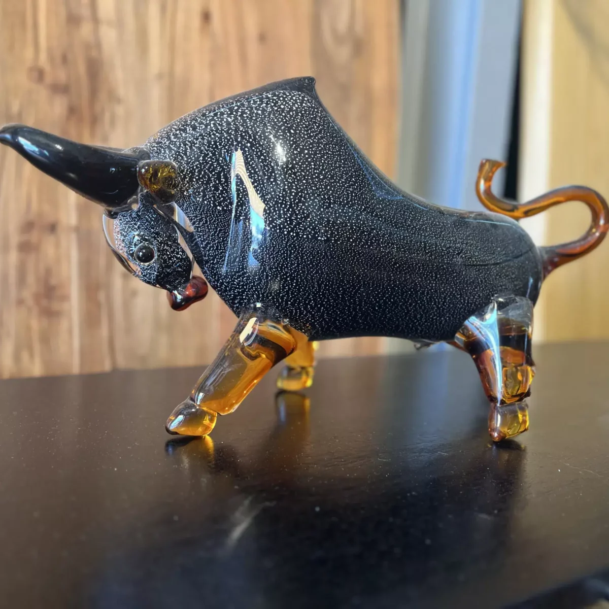 Une sculpture de taureau moderne en verre