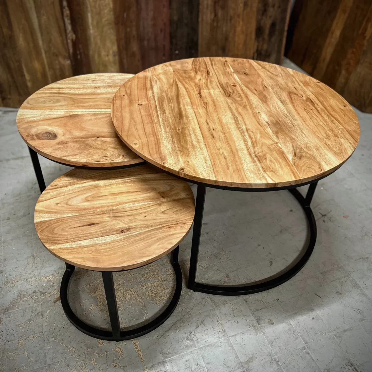 Trois tables d'appoint rondes en acacia