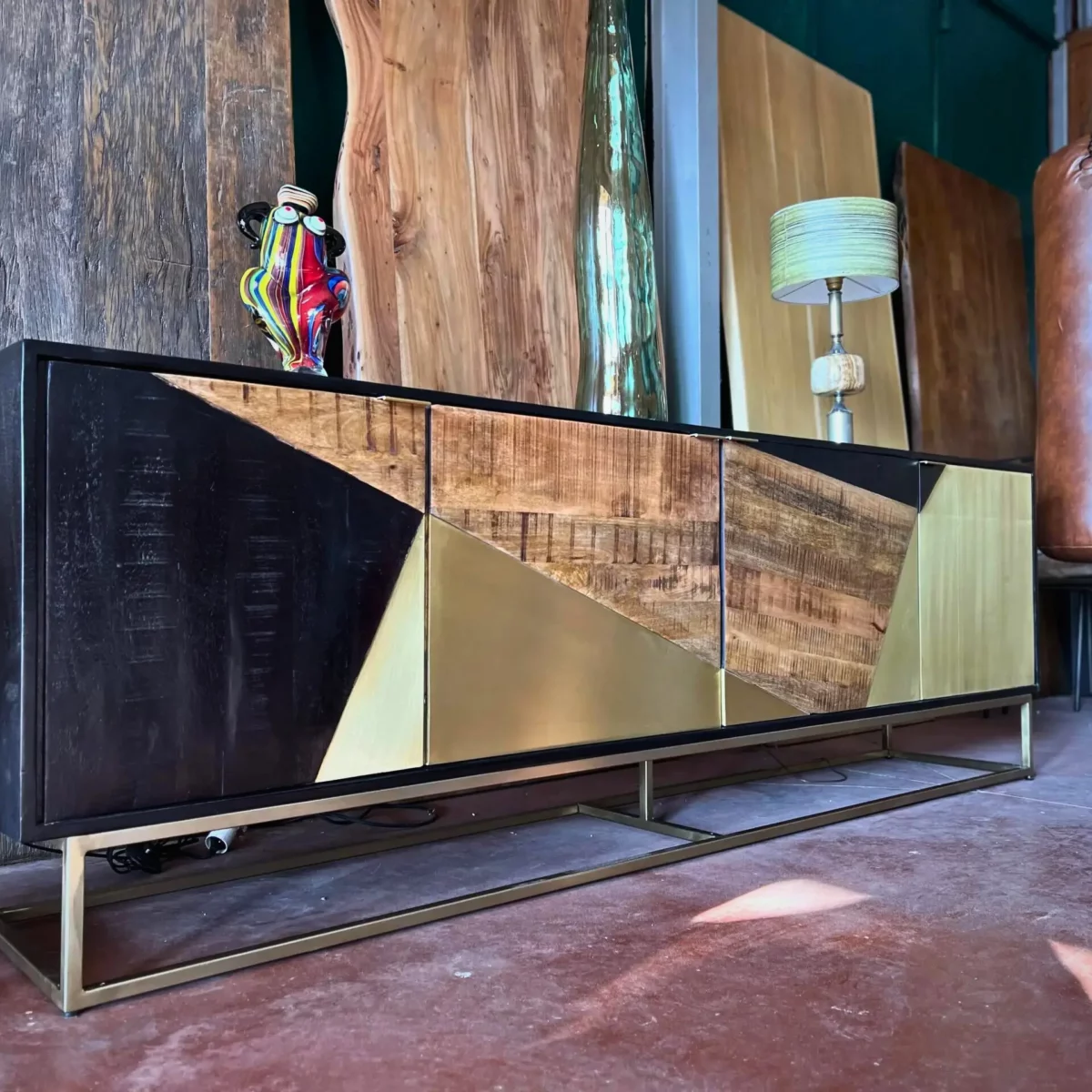Un bahut en bois et métal dans une boutique