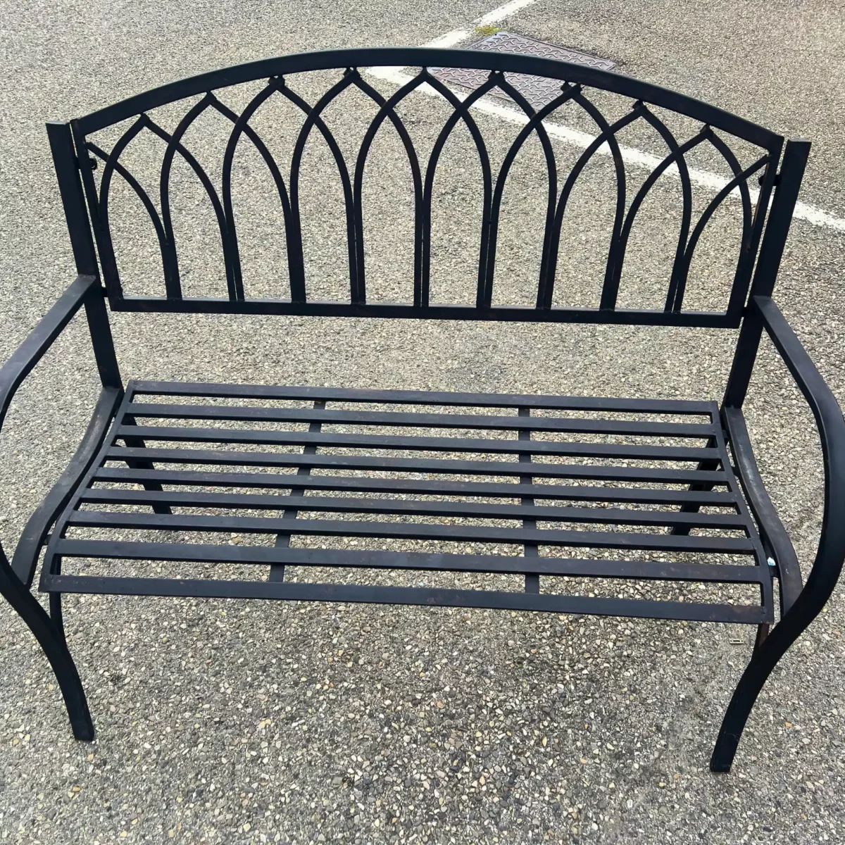 Un banc de jardin en fer forgé