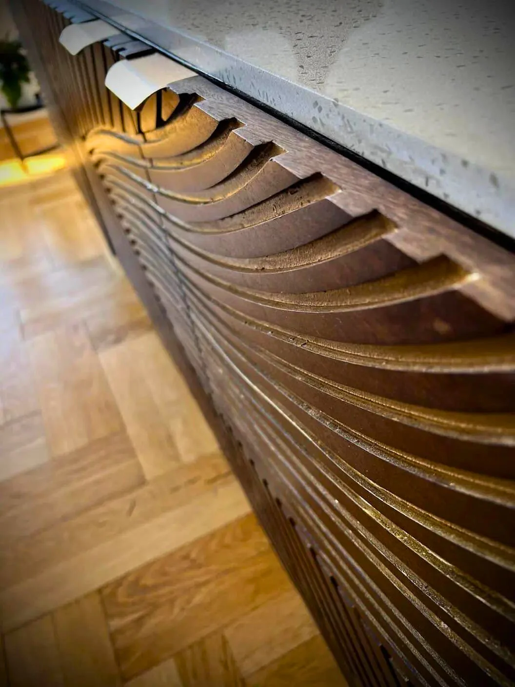 Les détails d'une porte sculptée d'un buffet en bois massif