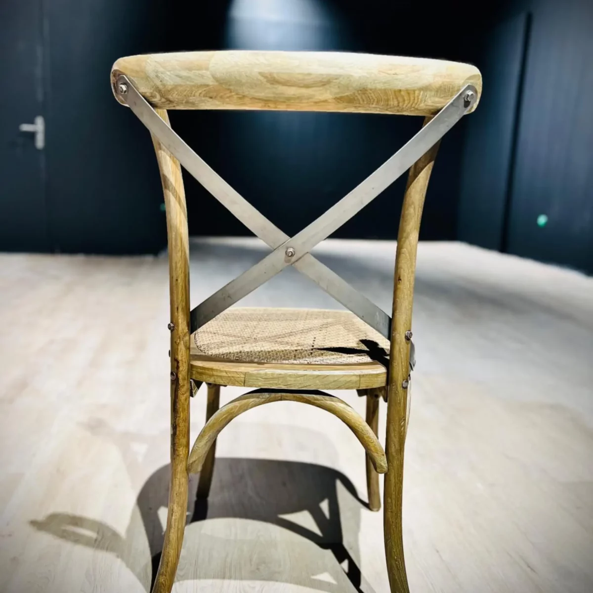 Une chaise dans un style bistrot parisien
