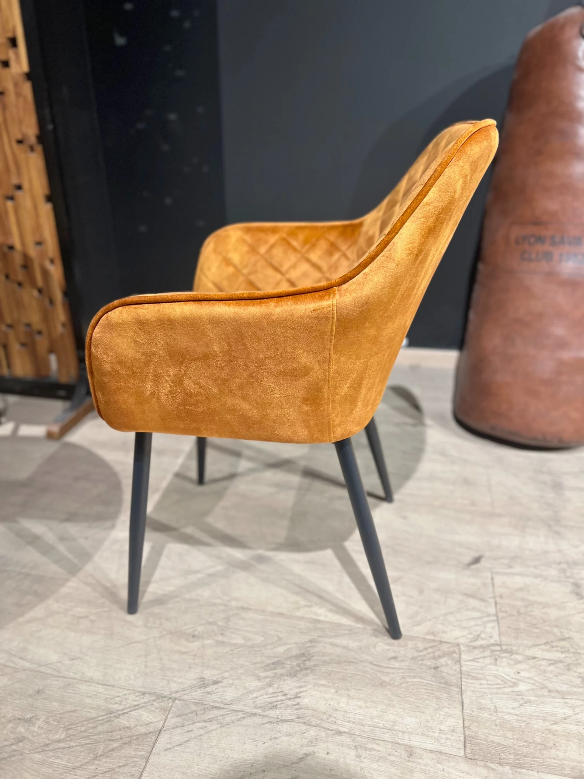 Une chaise confortable jaune
