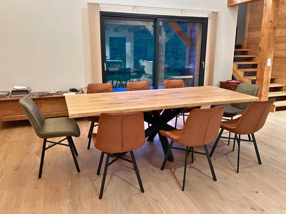 Des chaises de salle à manger autour d'une table