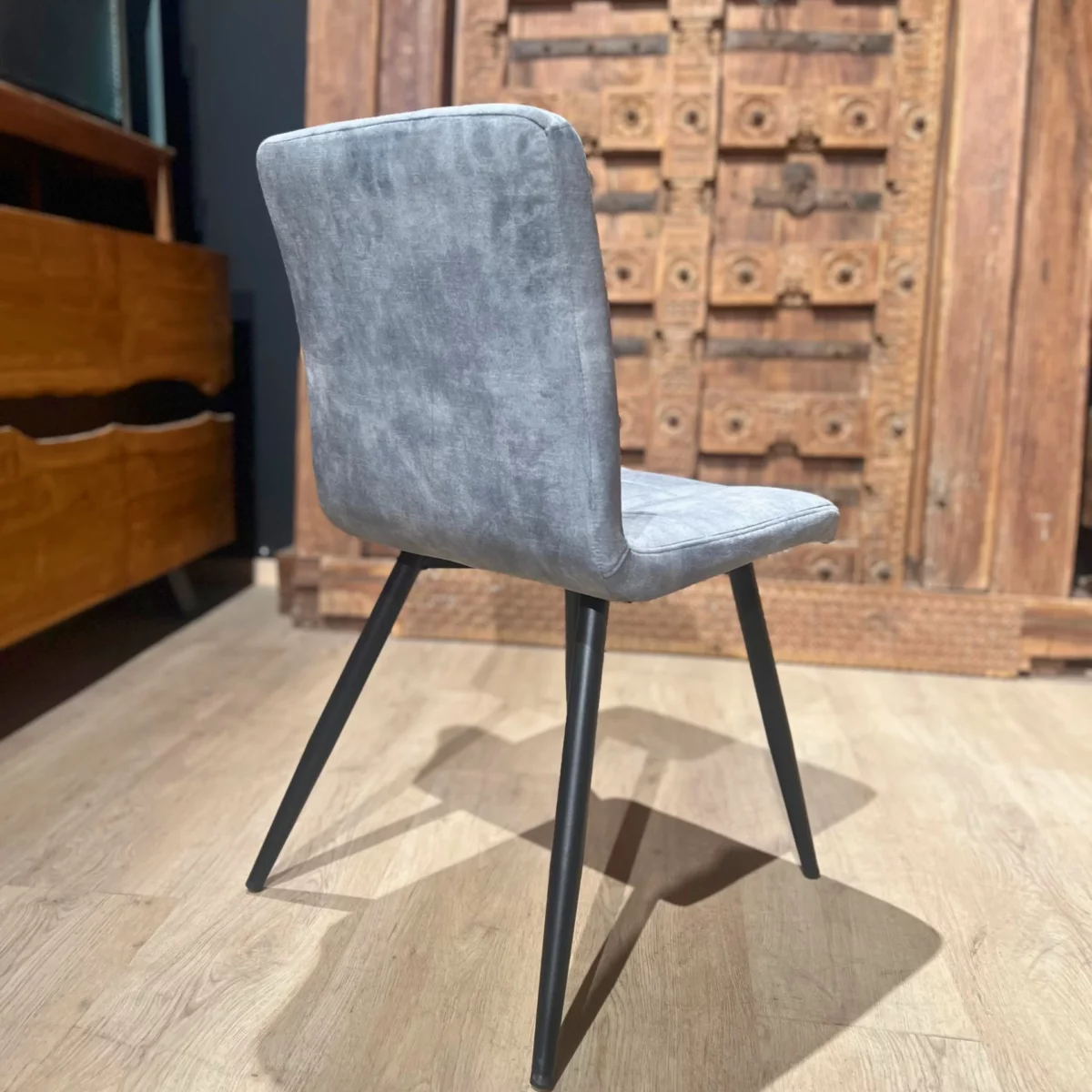 Une chaise moderne de salle à manger en velours