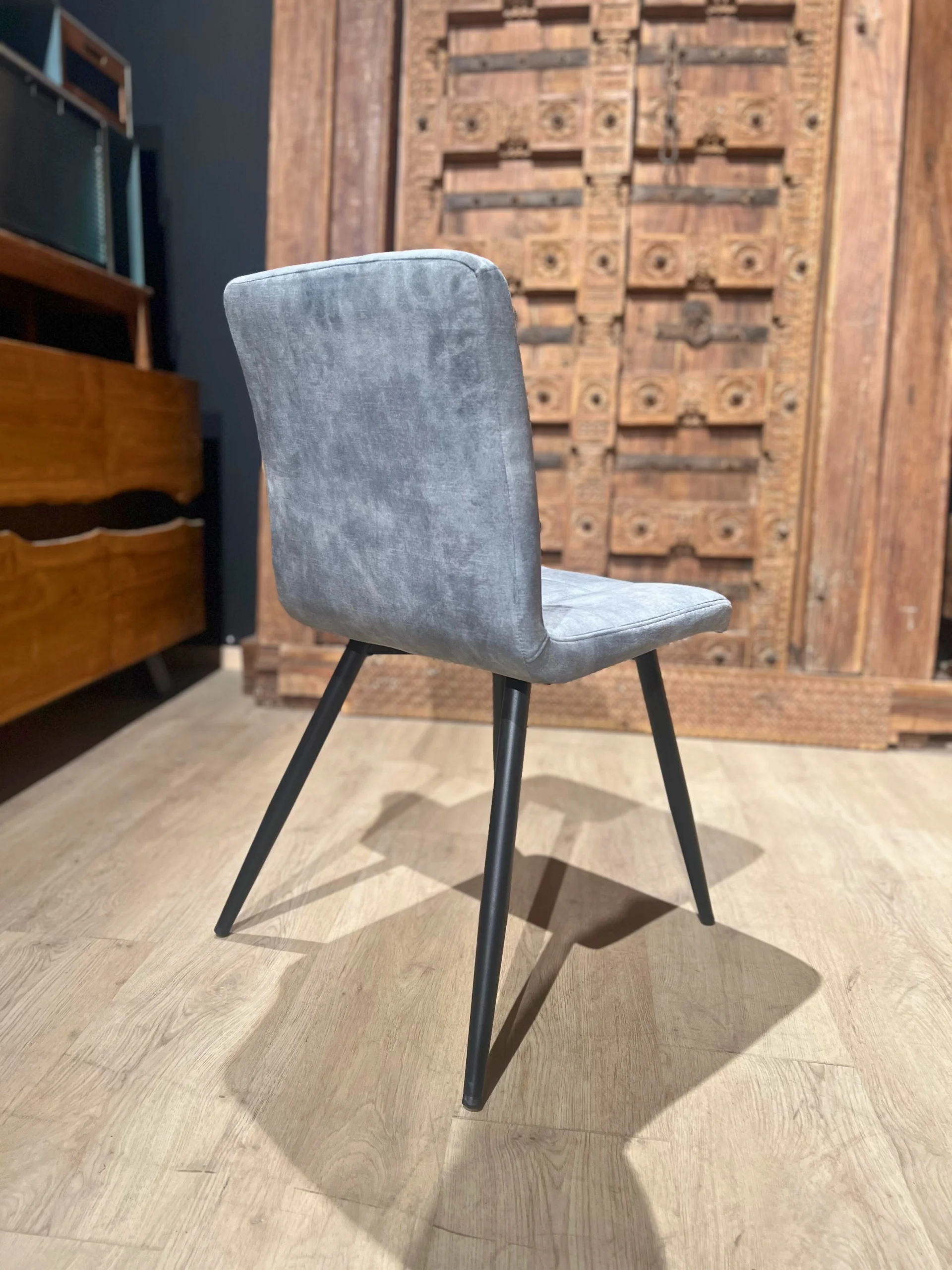 Une chaise moderne de salle à manger en velours