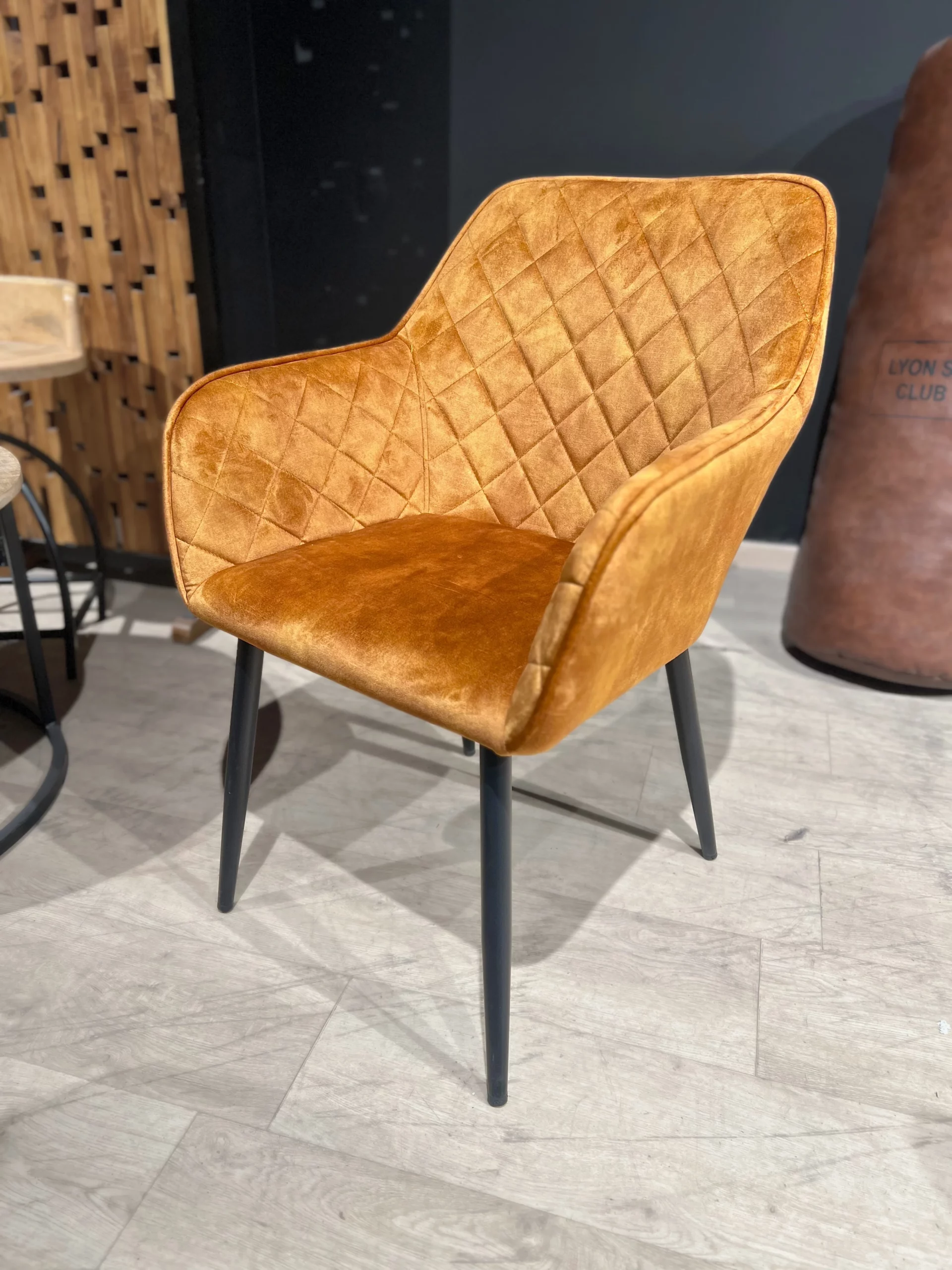 Une chaise de salle à manger confortable jaune