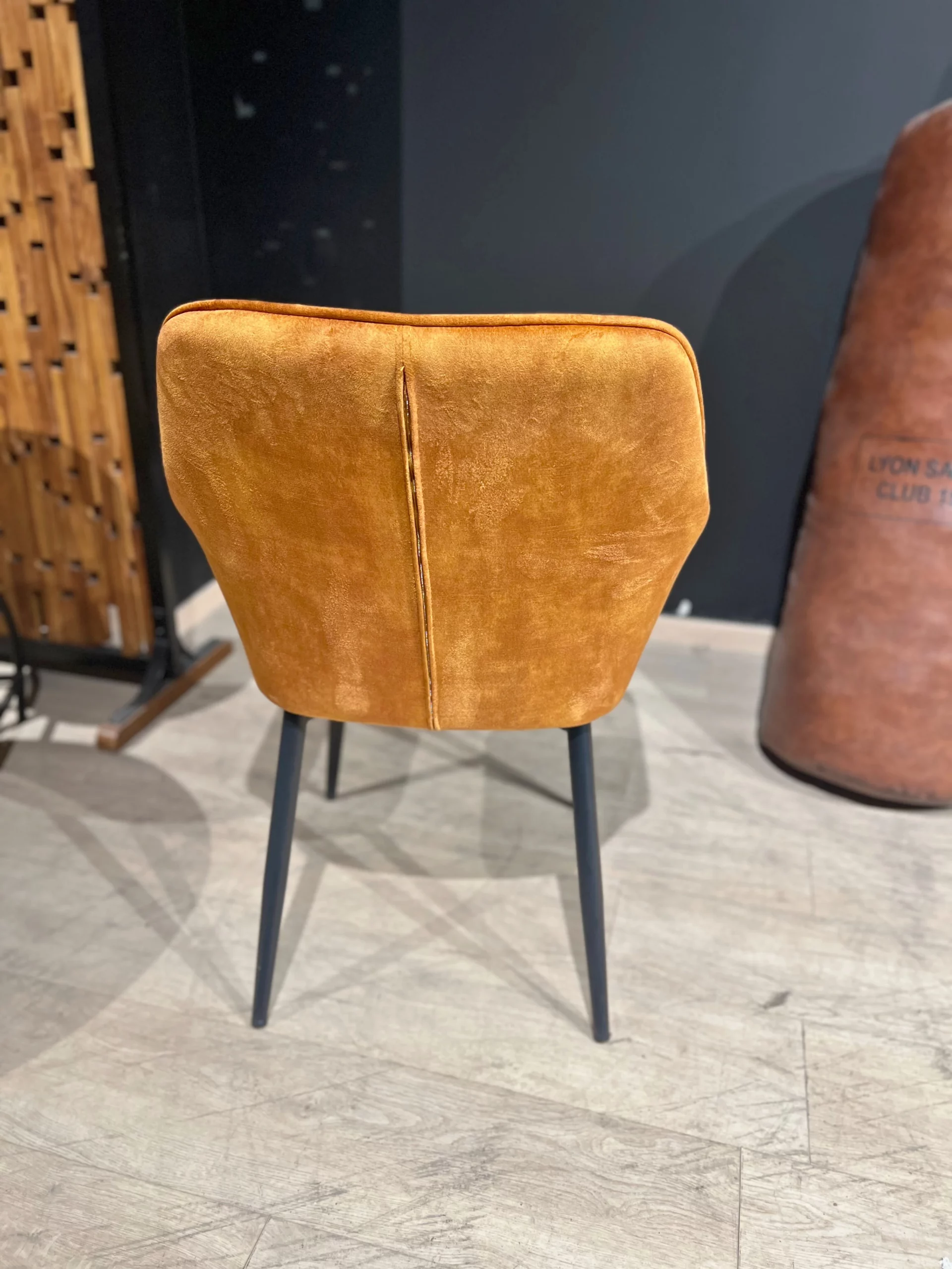 Une chaise de salle à manger moderne jaune