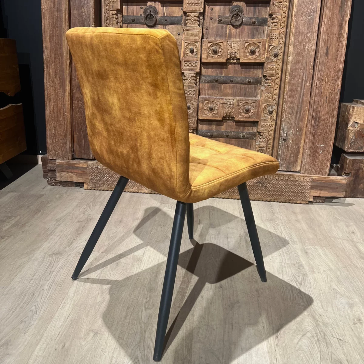 Une chaise en velours jaune