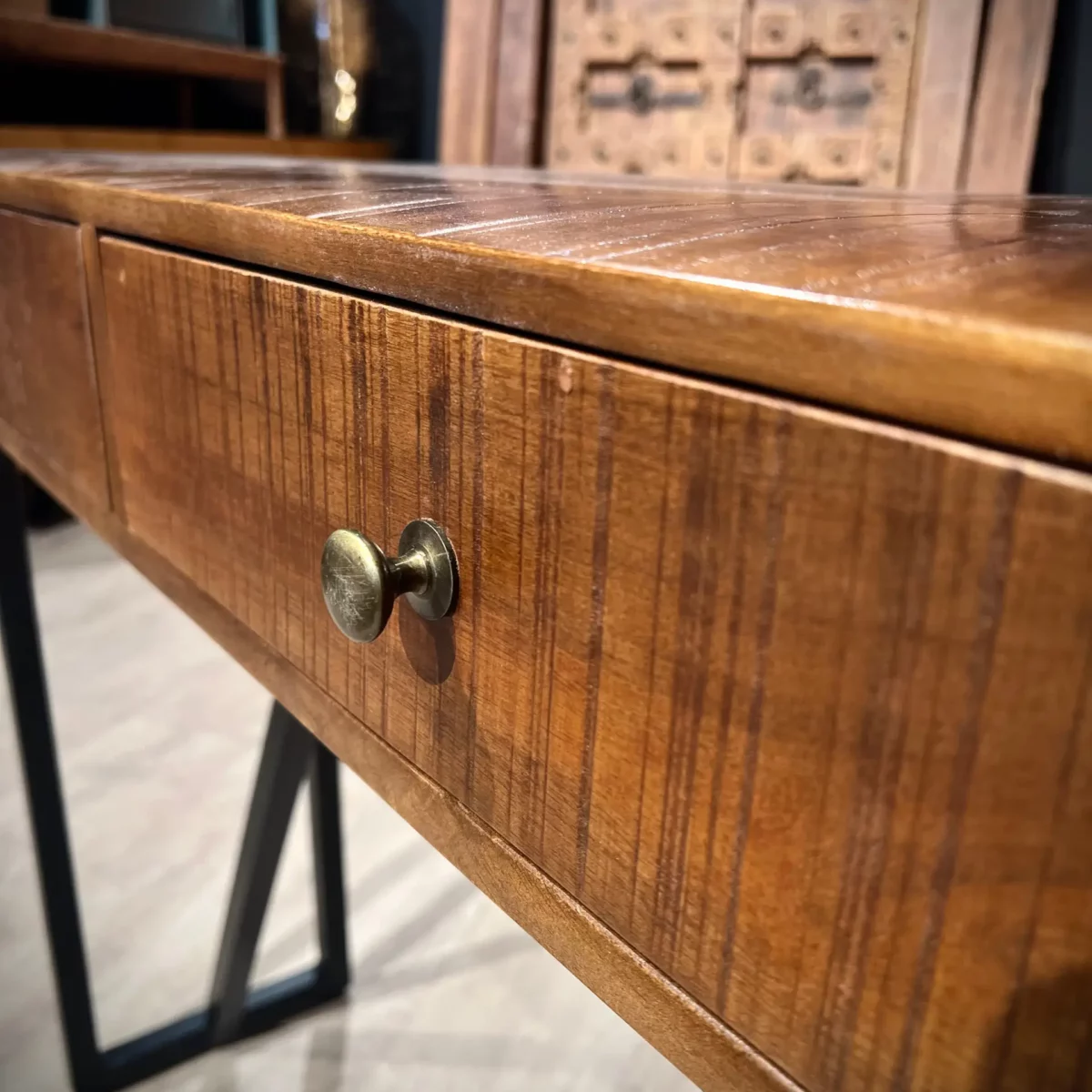 Les poignées en laiton d'une console en bois
