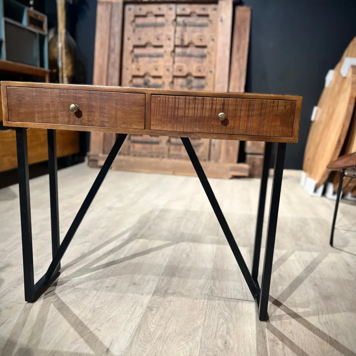 Une console en bois massif et métal noir