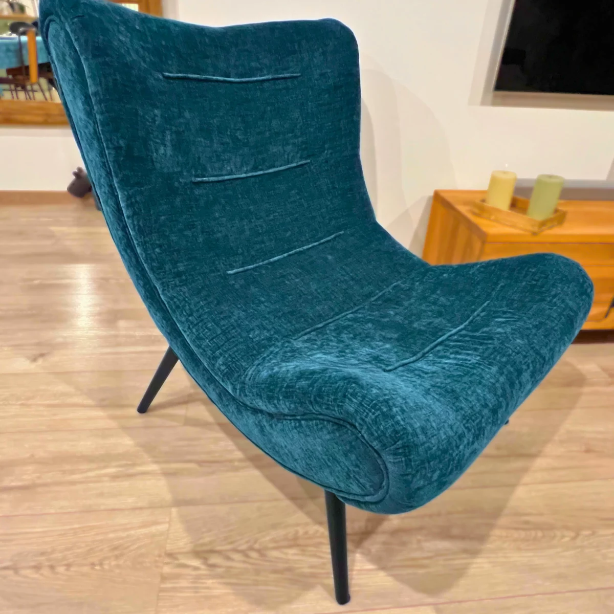 Un fauteuil bleu canard