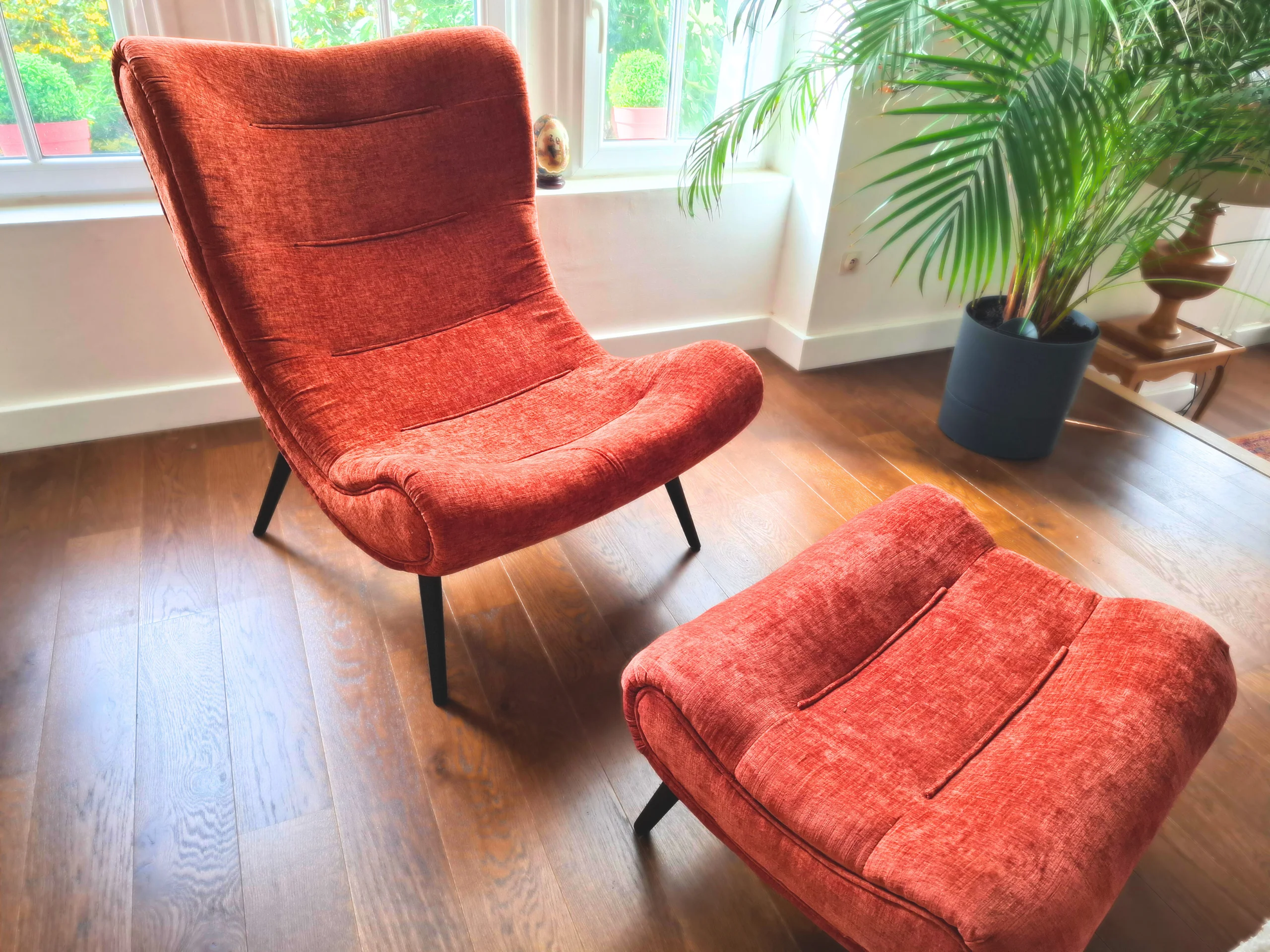 Un fauteuil couleur terracotta