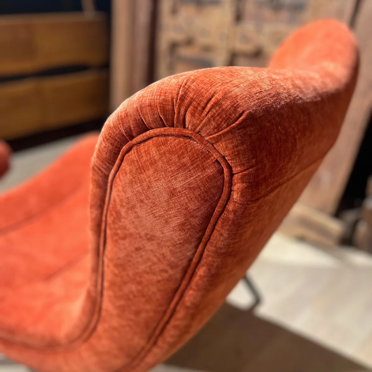 Un fauteuil relax terracotta avec repose-pied