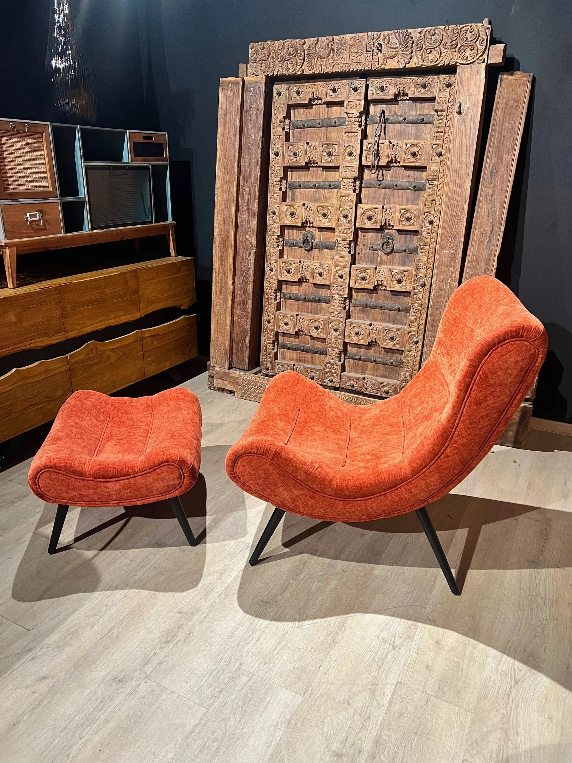 Un fauteuil relax en velours avec repose-pieds