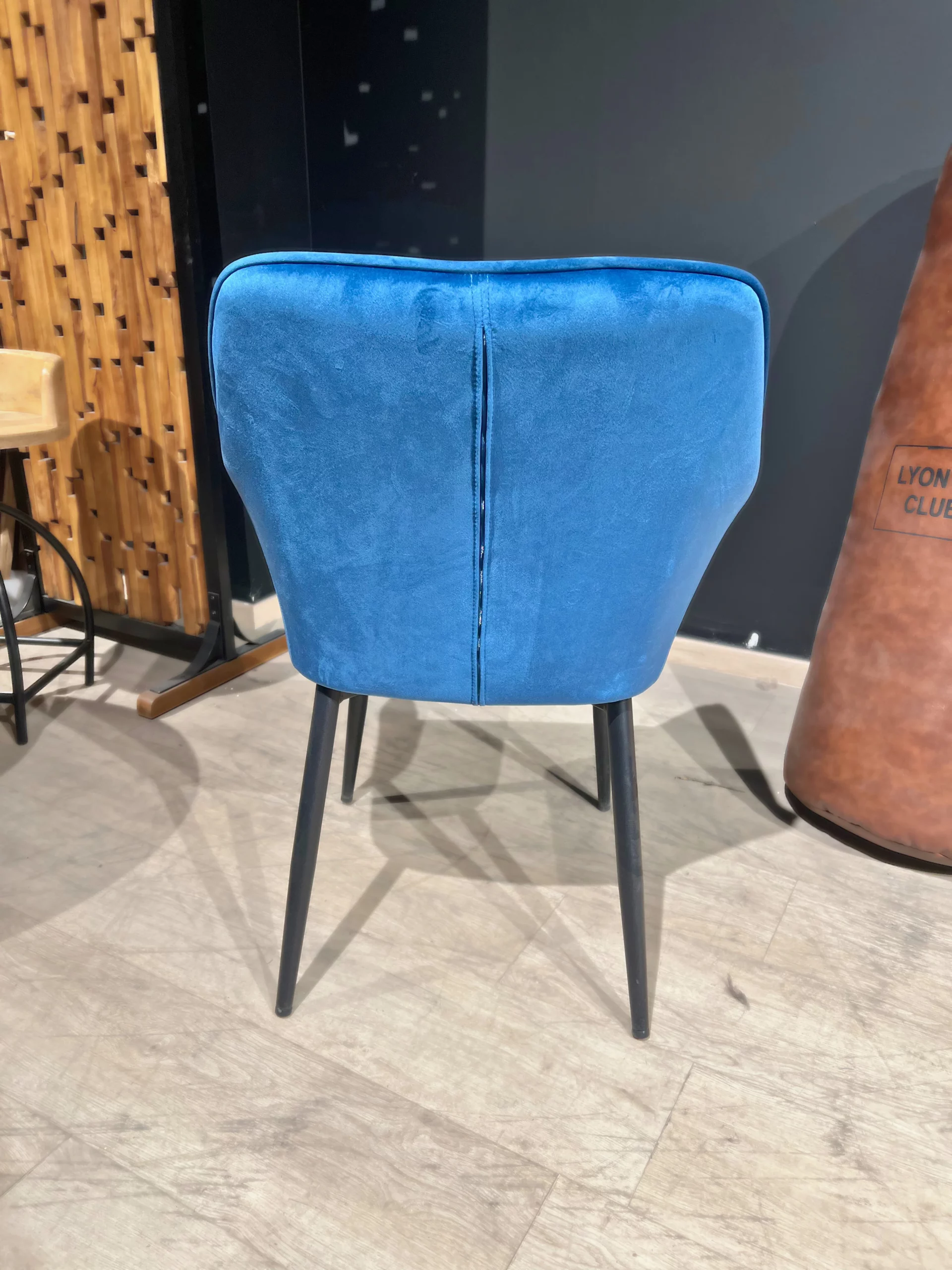 Un fauteuil de salle à manger bleu