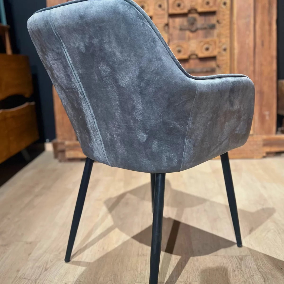 Un fauteuil de table à manger gris