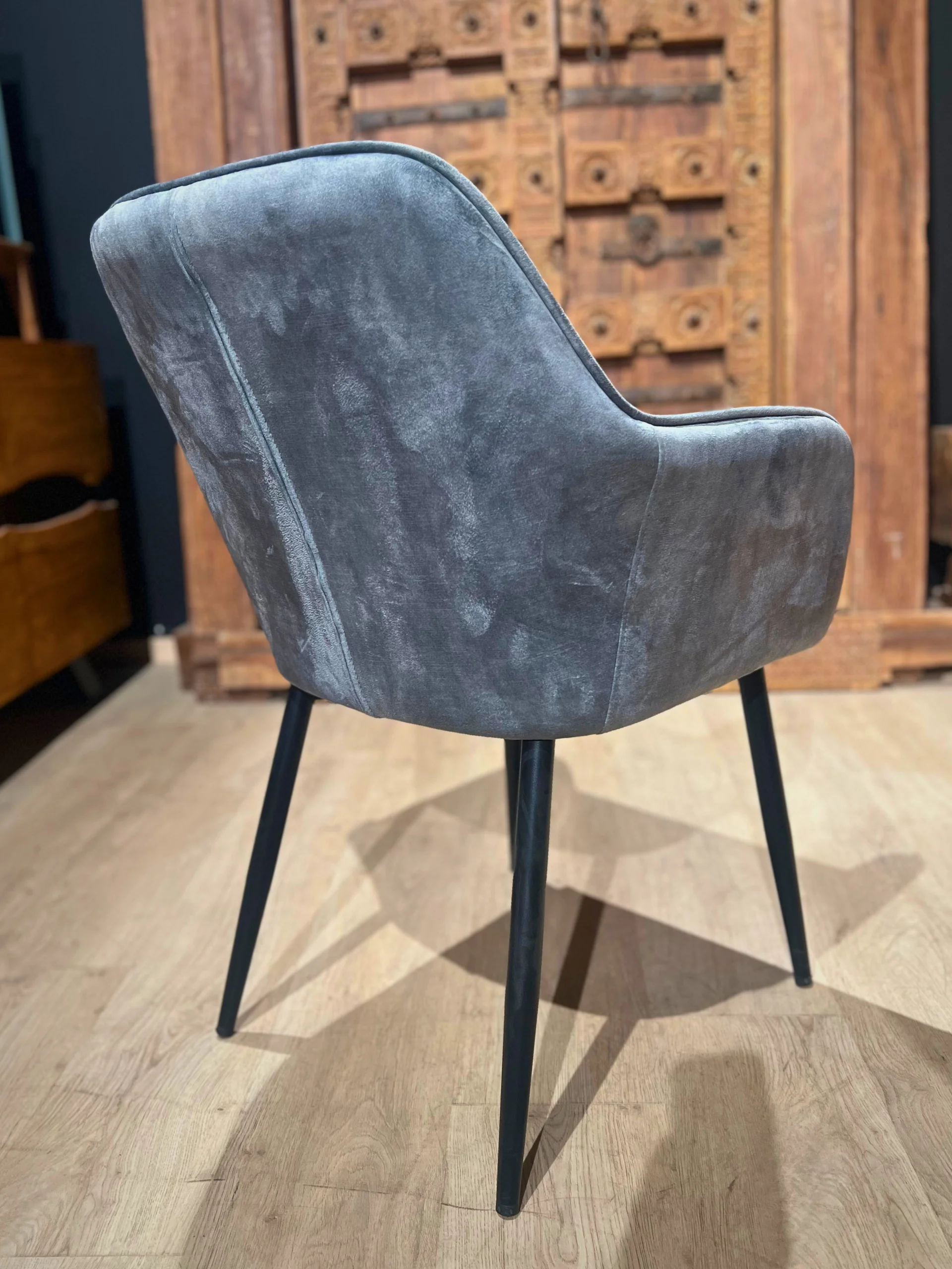 Un fauteuil de table à manger gris
