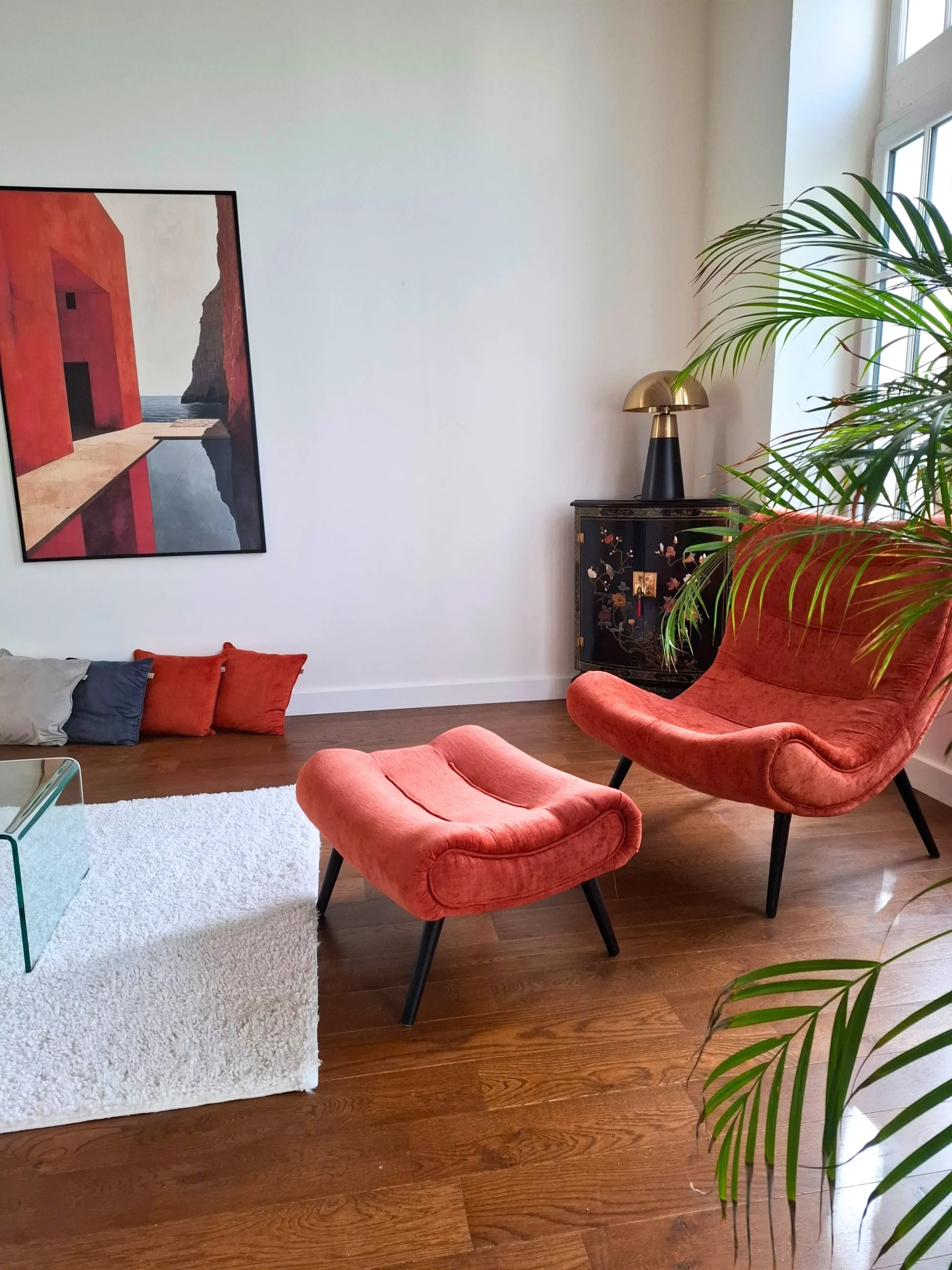 Un fauteuil terracotta dans un salon