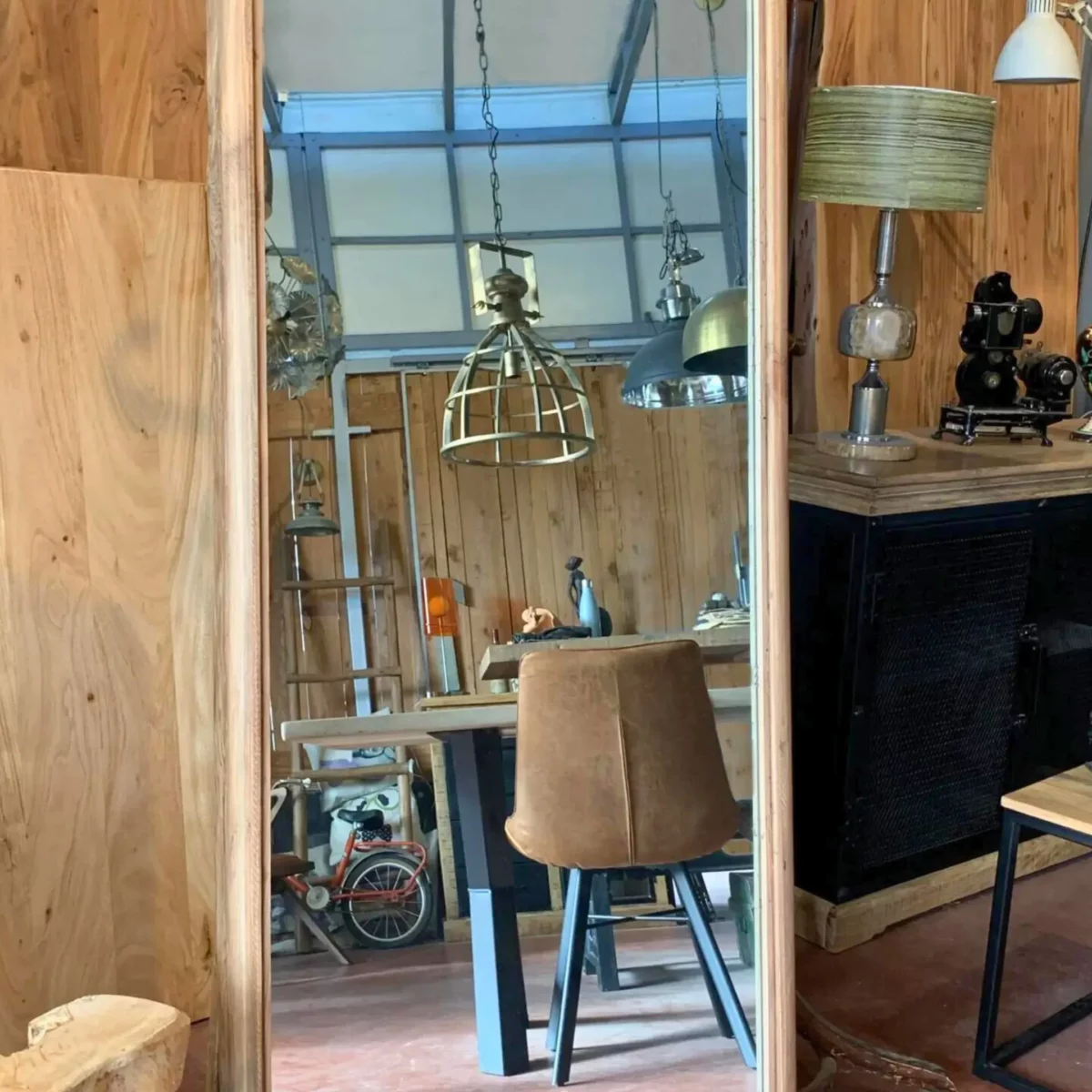 Un grand miroir en bois avec pied