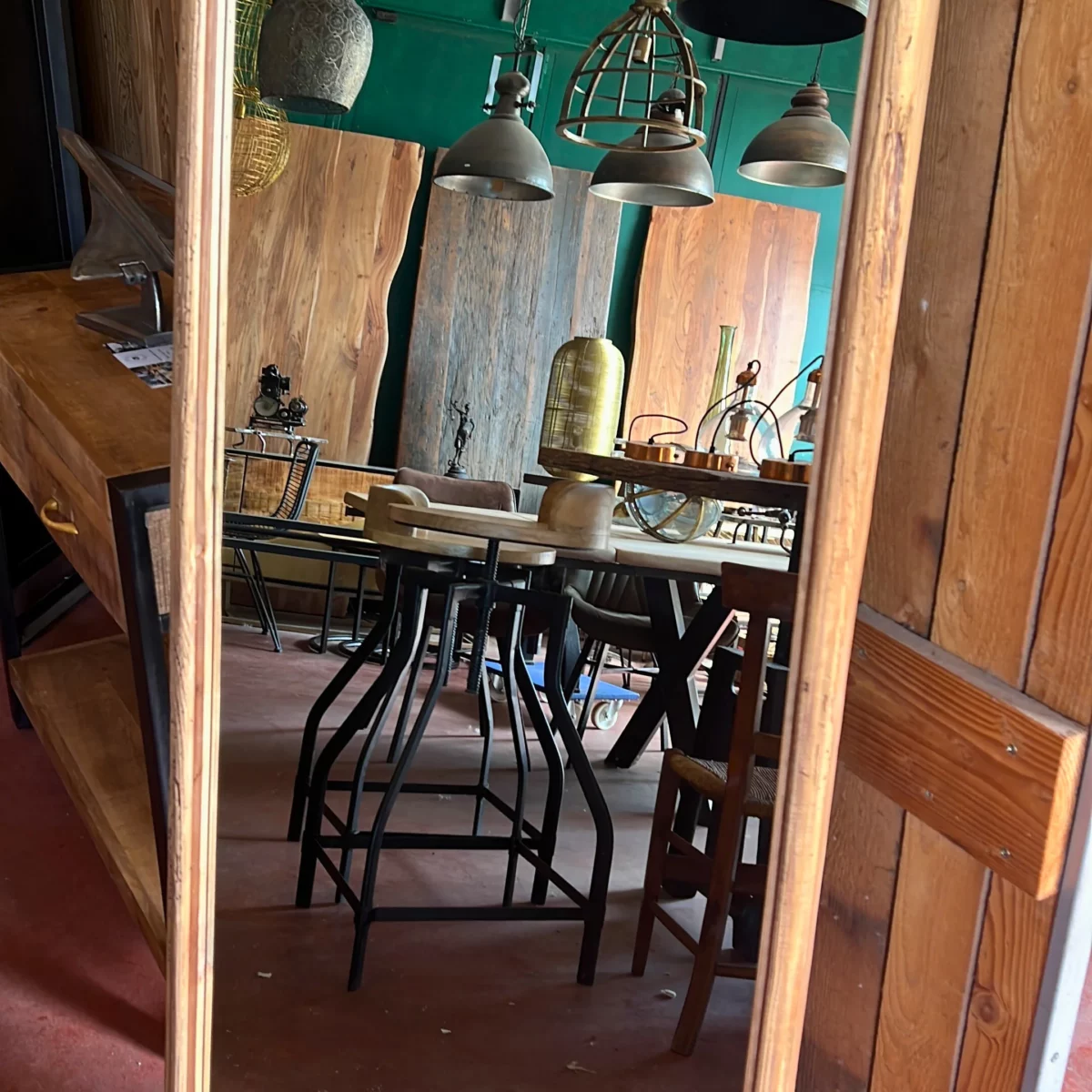 Un grand miroir en bois sur pied