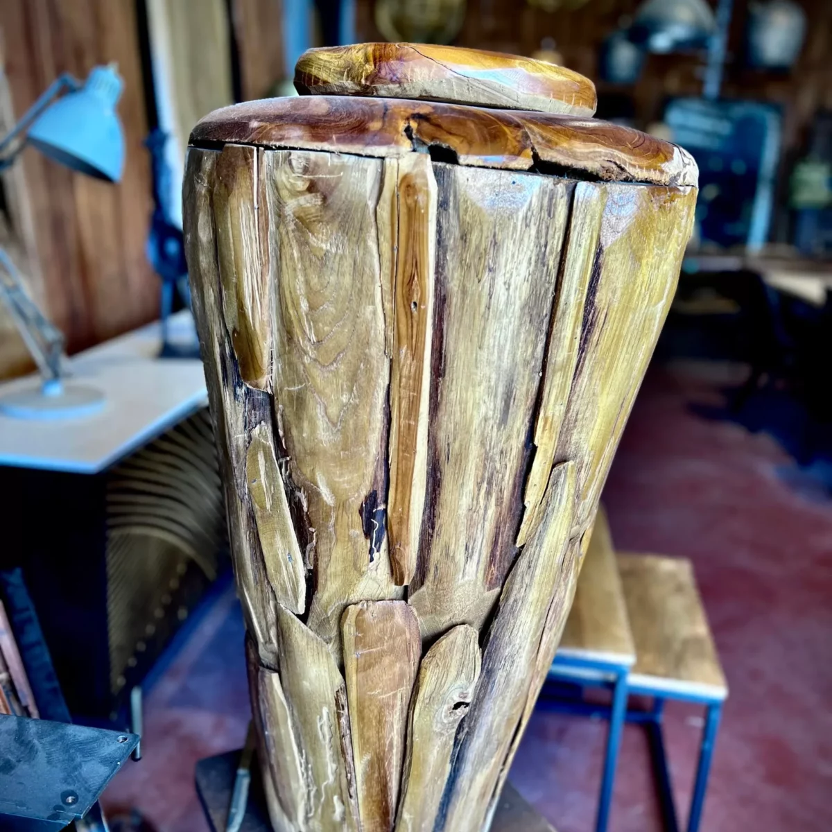 Une grande jarre en bois flotté