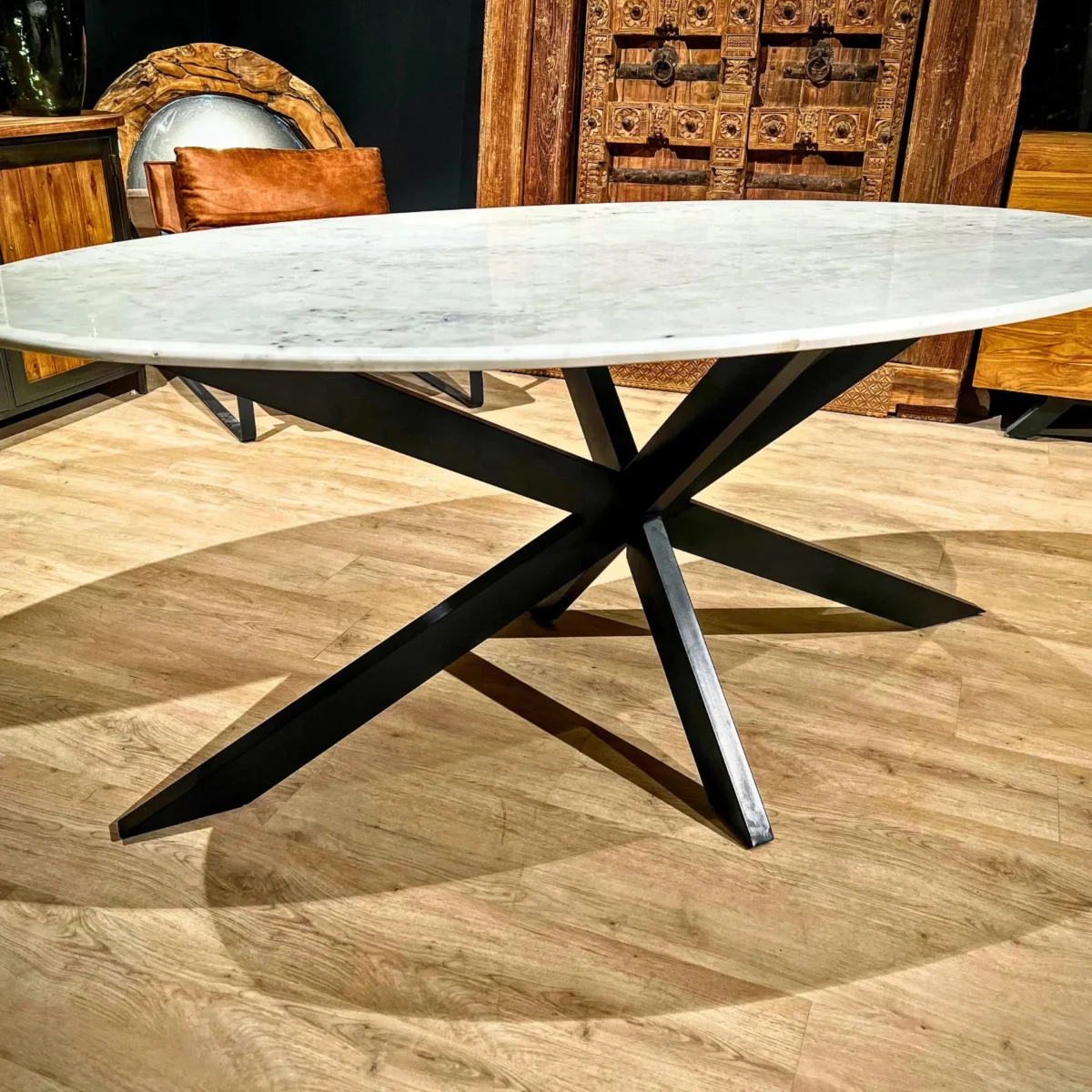 Une grande table ovale en marbre blanc