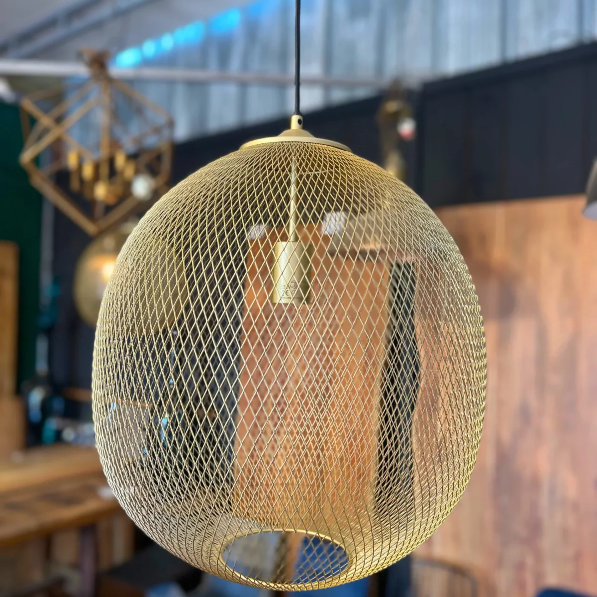 Un lustre en métal doré dans une boutique