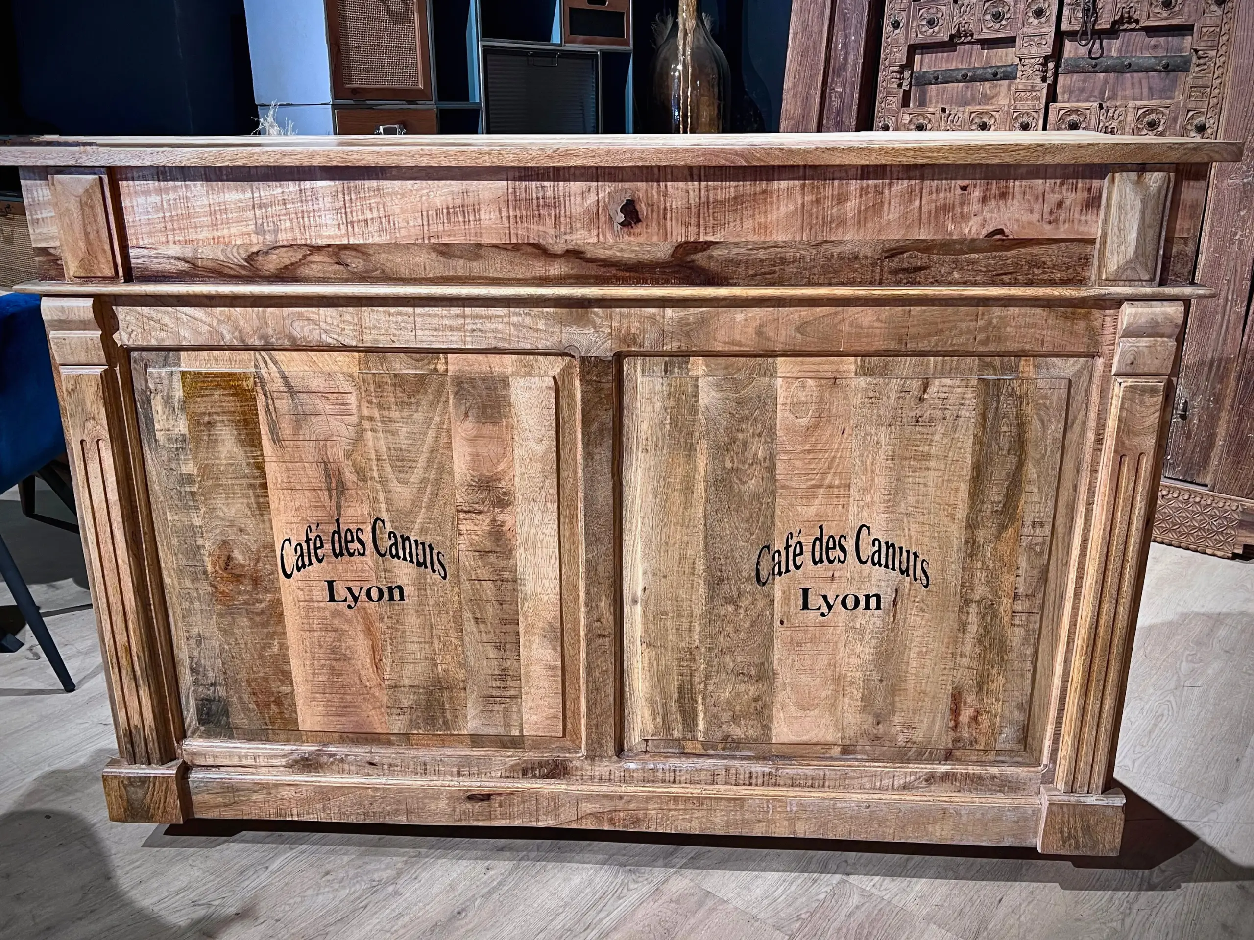 Un meuble comptoir de bar en manguier