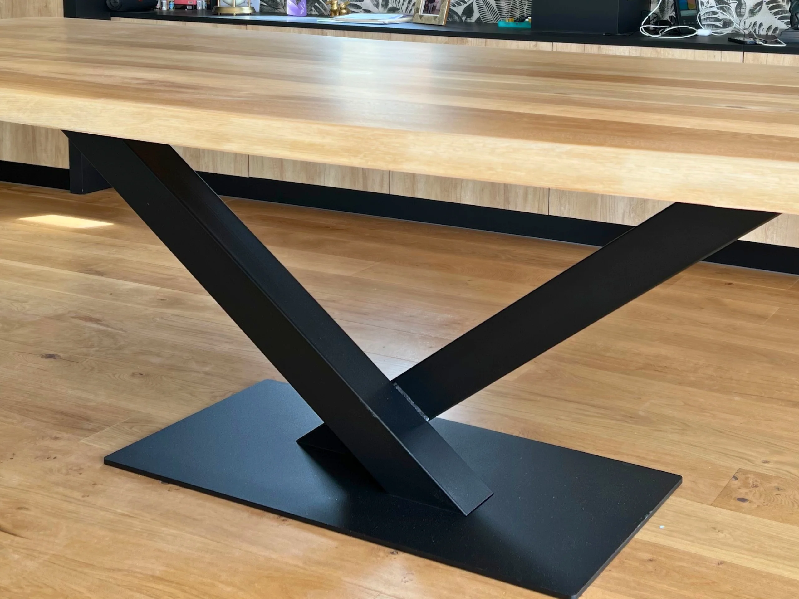 A black metal central dining table leg