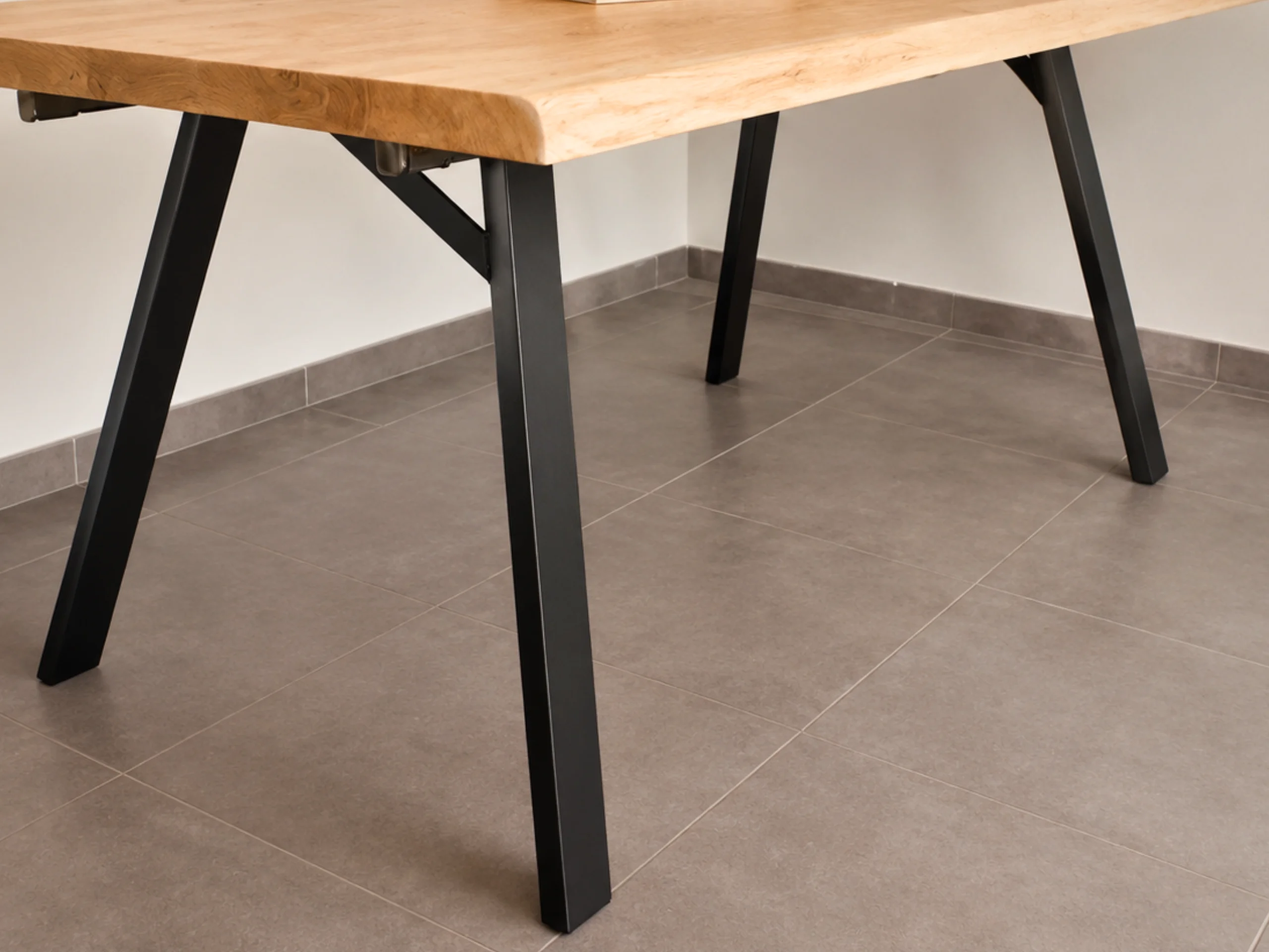 Black steel table leg