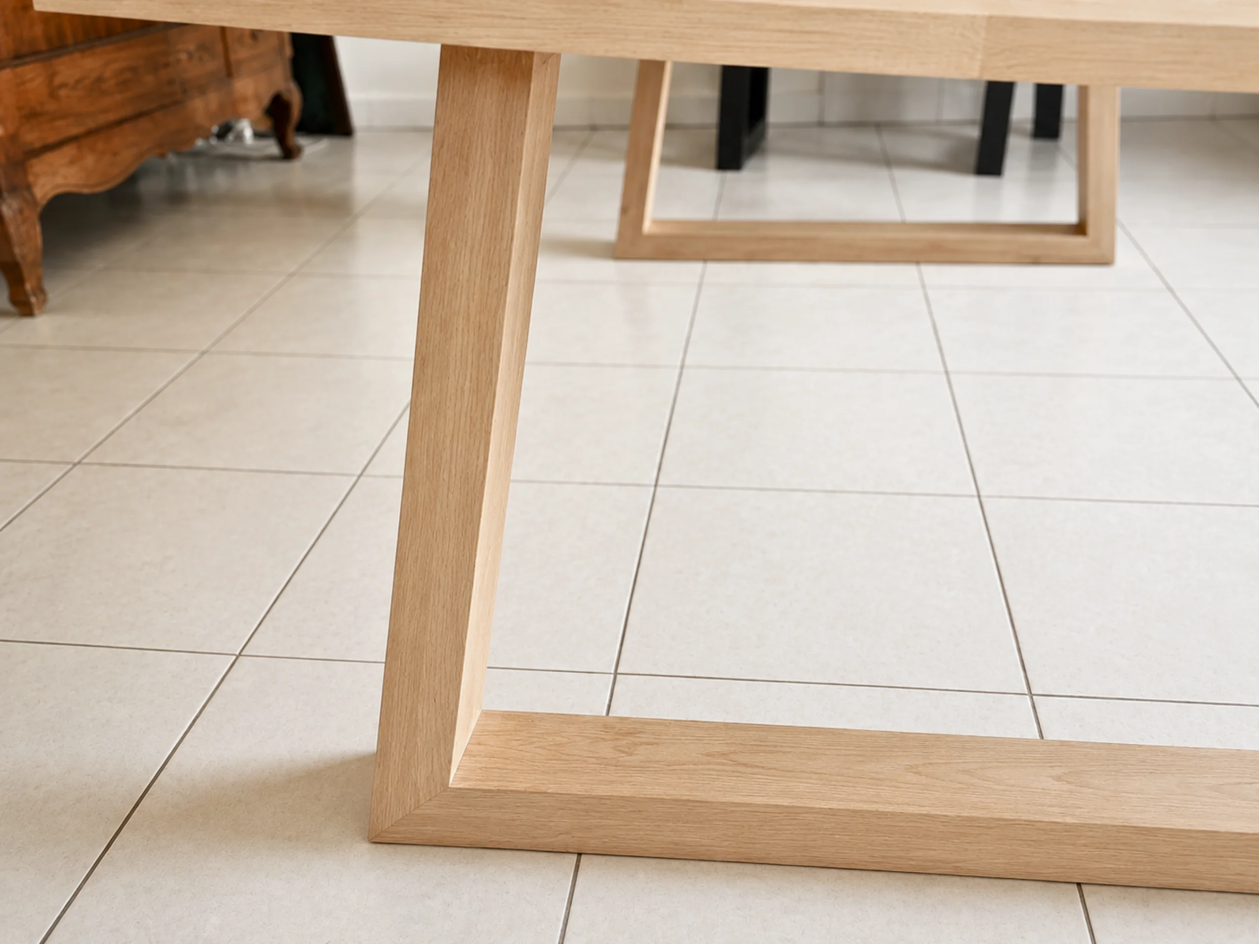 Un pied de table en bois massif